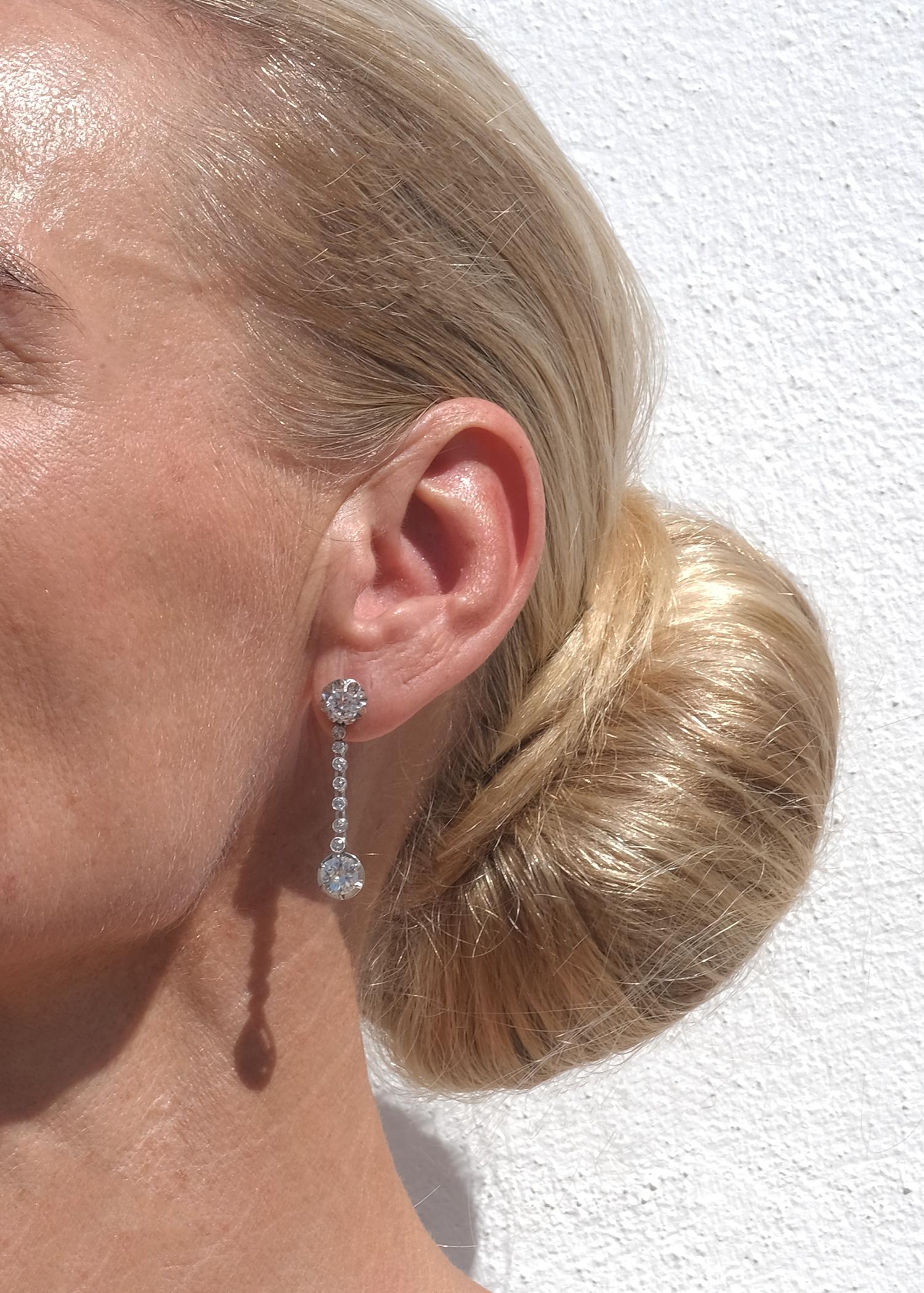 Orecchini pendenti d'epoca in oro bianco 18 carati e diamanti in vendita 4