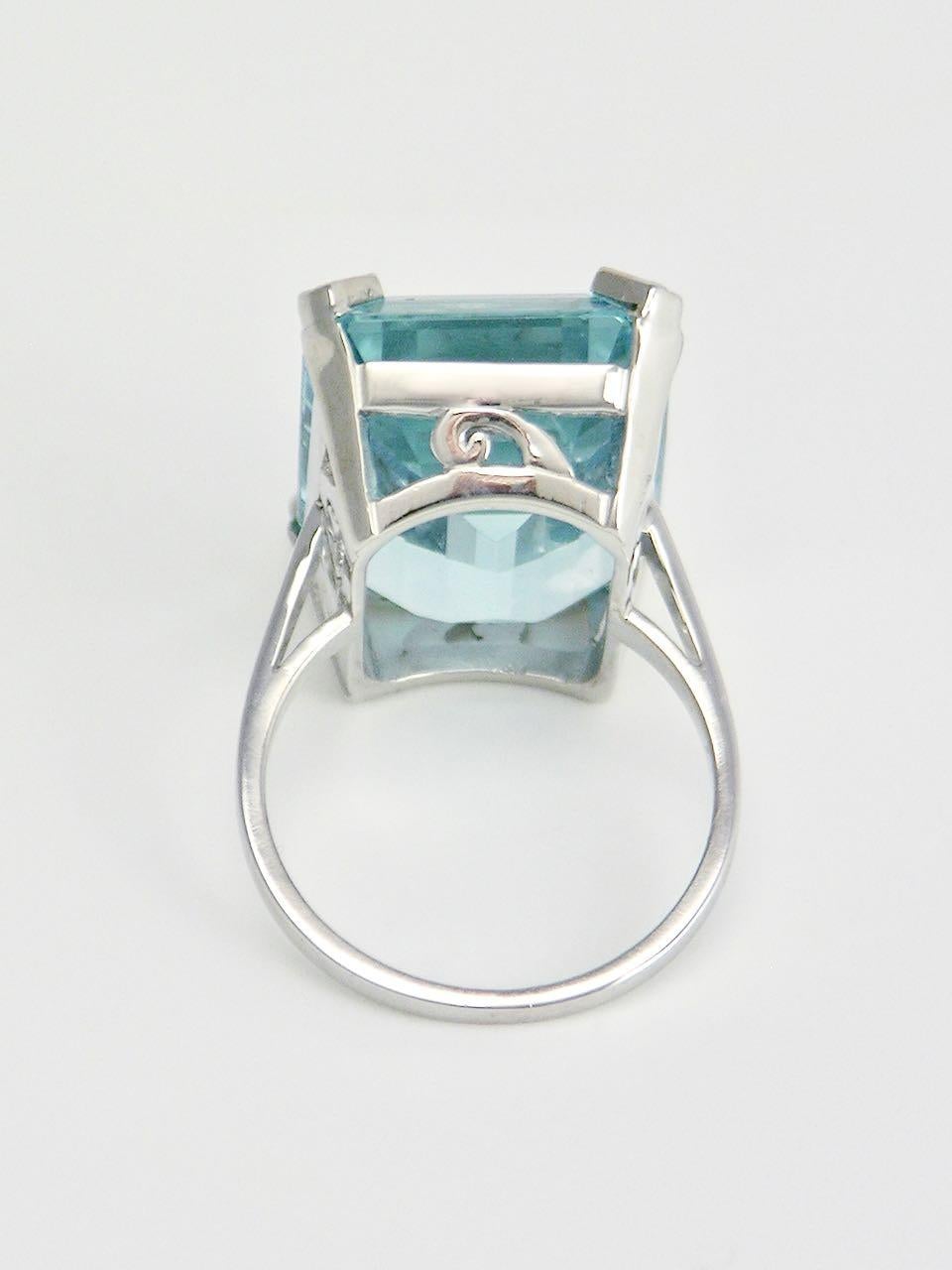 Art Deco Vintage 18 Karat White Gold Aquamarine and Diamond Ring, 1970s For Sale