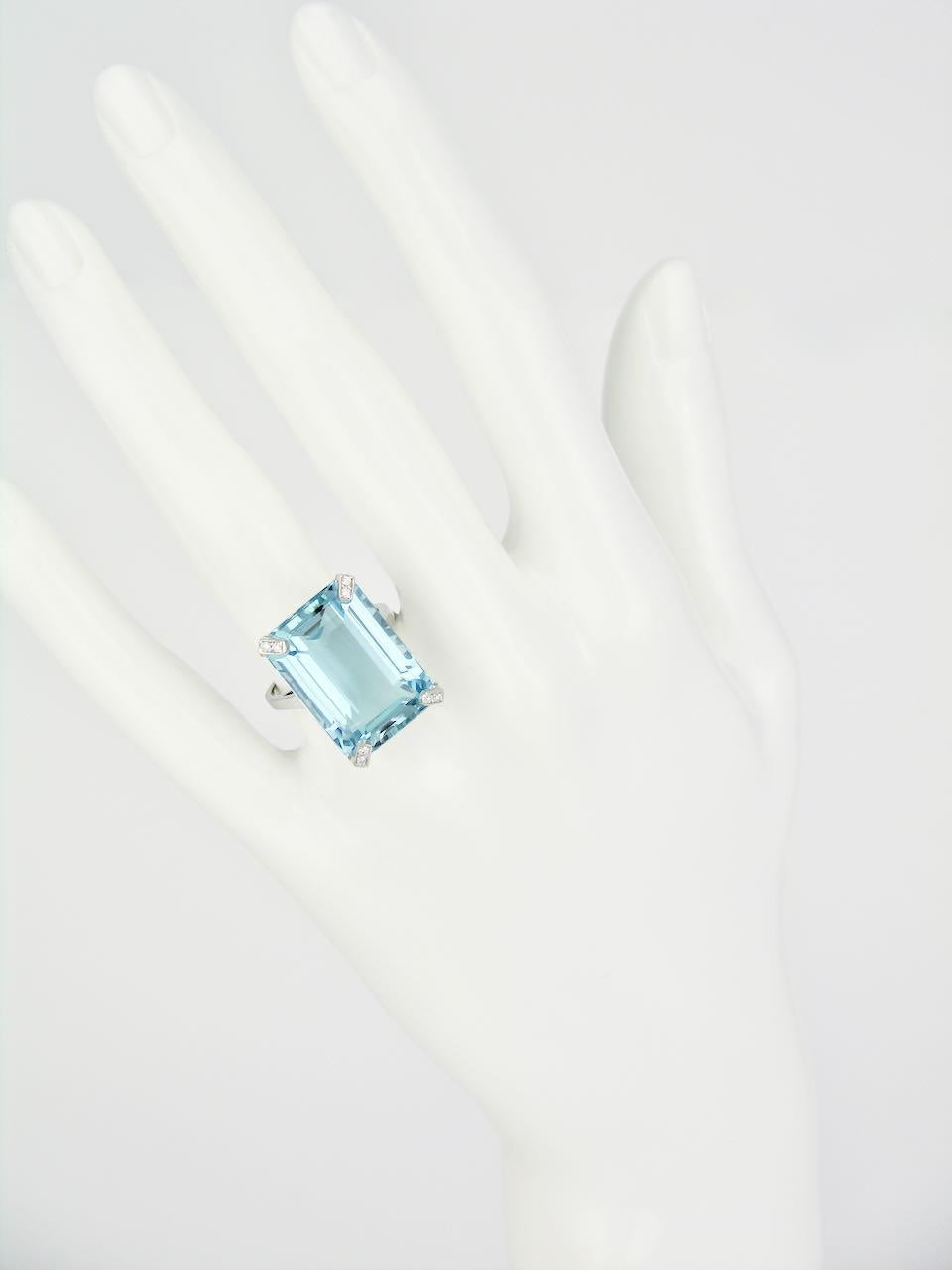 Vintage 18 Karat White Gold Aquamarine and Diamond Ring, 1970s In Good Condition For Sale In Sydney, NSW