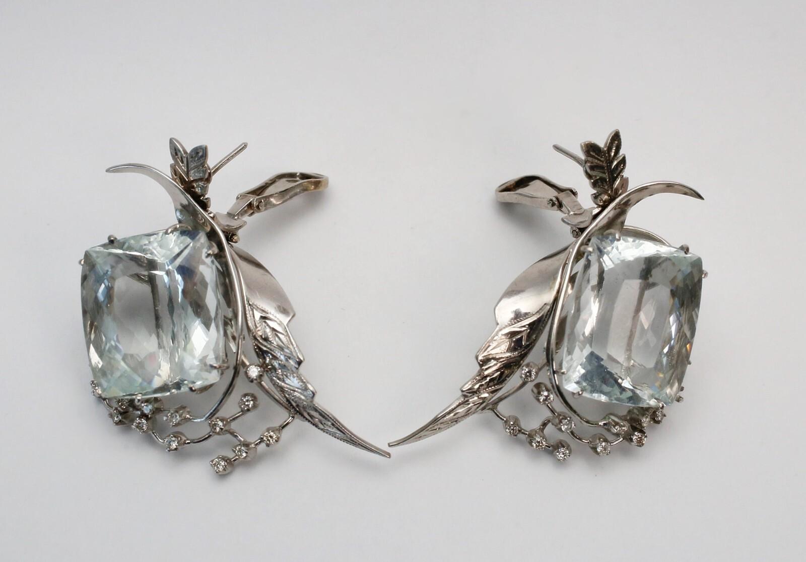 Estos pendientes vintage de oro blanco de 18 quilates presentan un elegante diseño de inspiración botánica centrado en torno a dos sustanciosas piedras de aguamarina. Cada aguamarina está enmarcada por intrincadas hojas de oro blanco esculpidas y