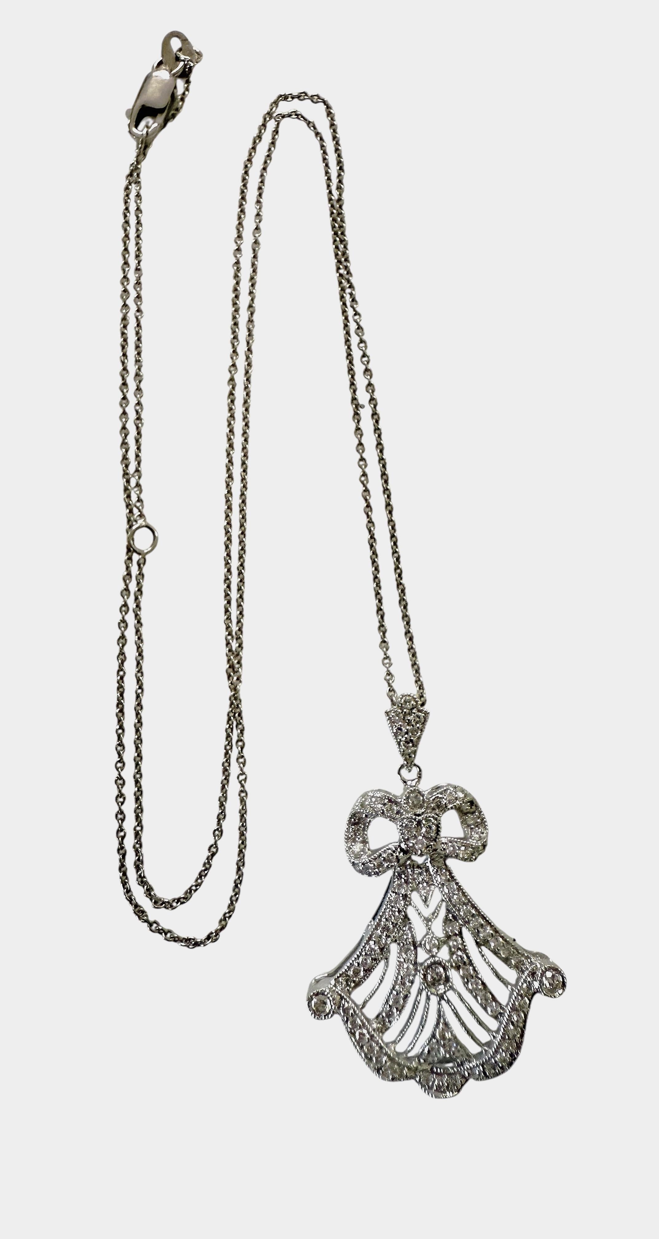 ¡Este collar es precioso!  Es de segunda mano pero está en estado nuevo.  Estaba muy bien cuidado.  Está repleta de hermosos diamantes brillantes de entre 0,50 y 0,28 mm.  Mi mejor suposición es que tiene un total de 0,5 quilates de diamantes. 