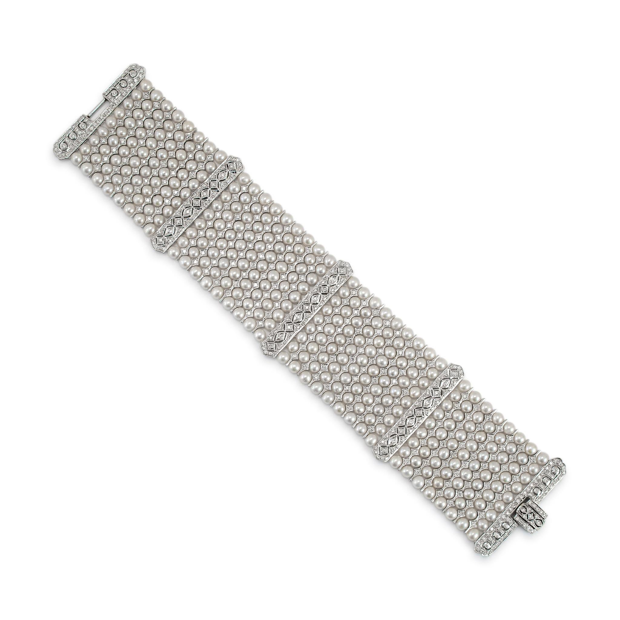 Genre : Mesdames

Type de métal : Or blanc 18K

Longueur : 6.25 pouces

Largeur : 1.50 pouces 

Poids : 66,35 grammes

Un bracelet à maillons de style classique en or blanc 18 carats avec diamants et perles. Le métal a été testé et il a été