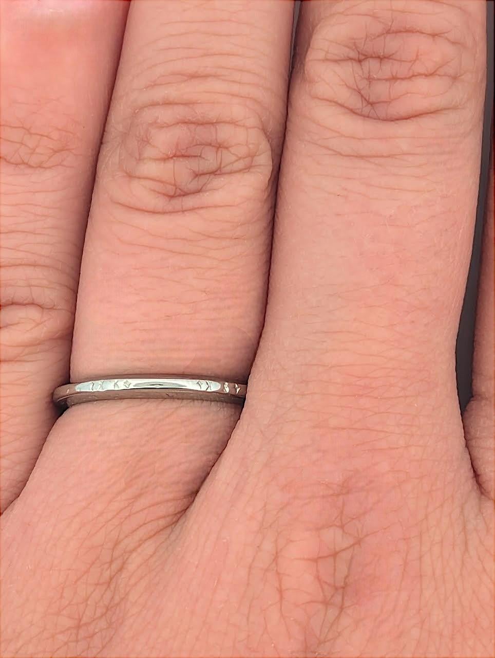 Lane  Vintage 18k White Gold Band by Belais with “Buck and Bobbie In New Condition In Greeneville, TN