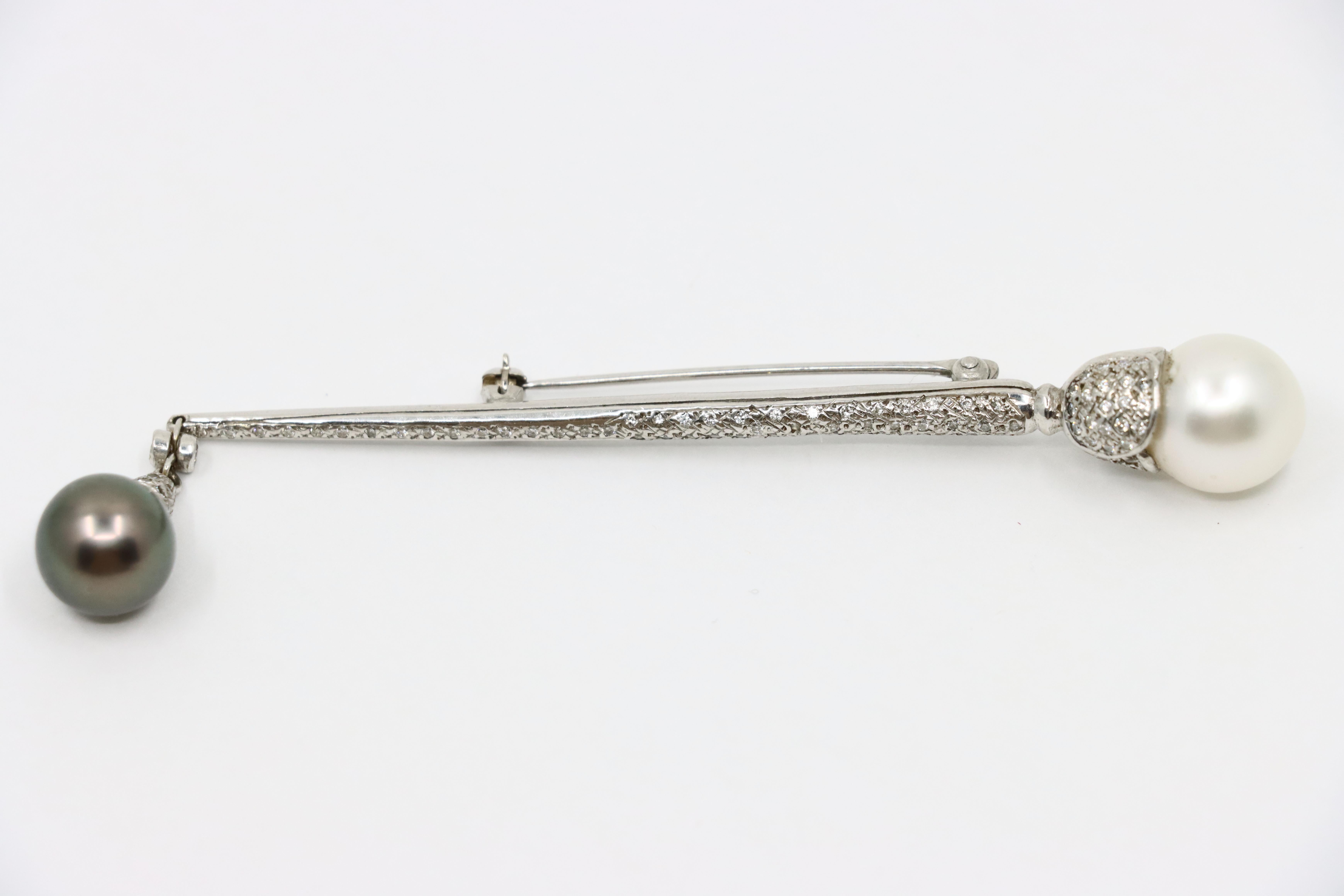 Broche vintage de oro blanco de 18 quilates con diamantes y perlas negras y blancas en venta 8