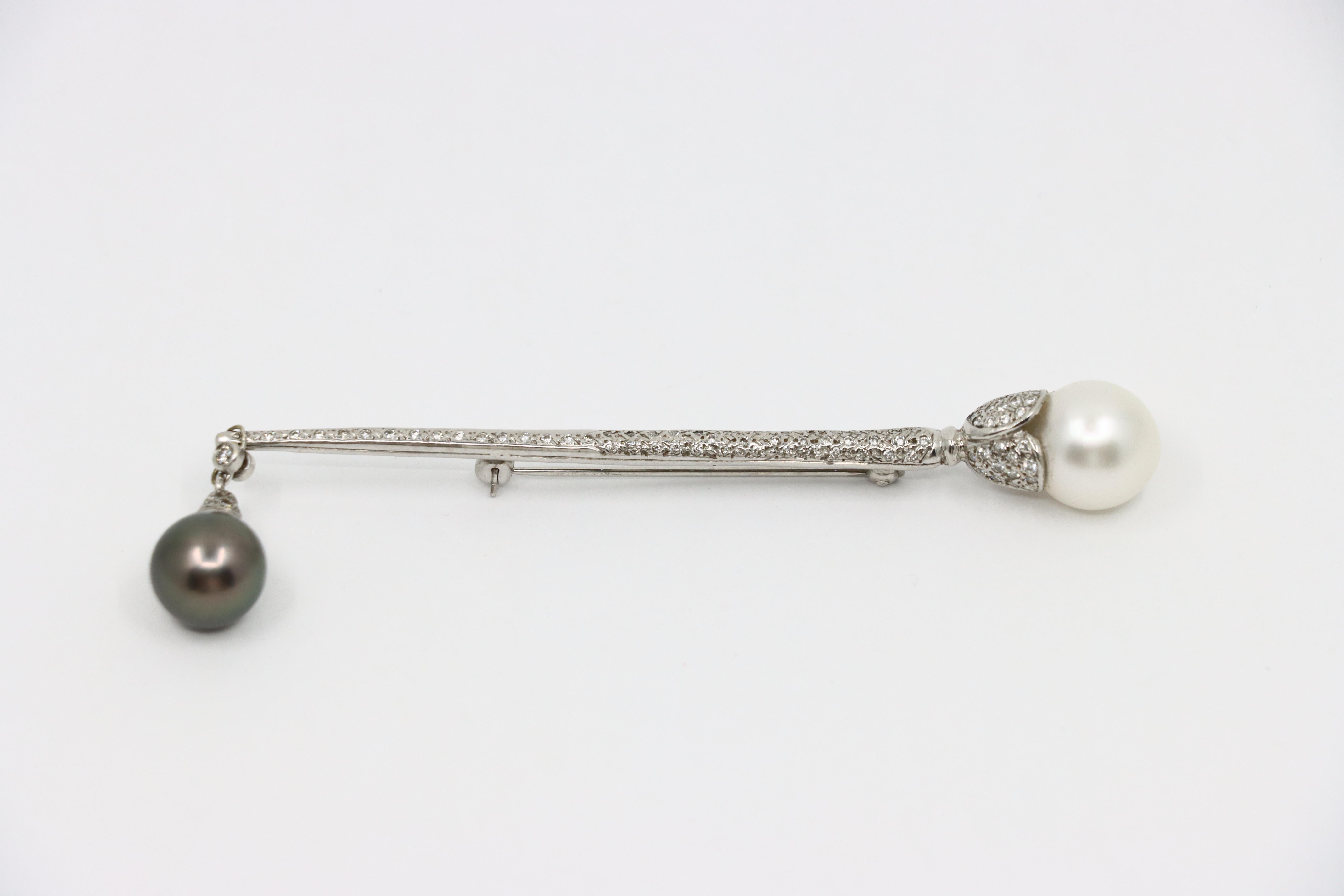 Broche vintage de oro blanco de 18 quilates con diamantes y perlas negras y blancas en Bueno estado para la venta en Flushing, NY