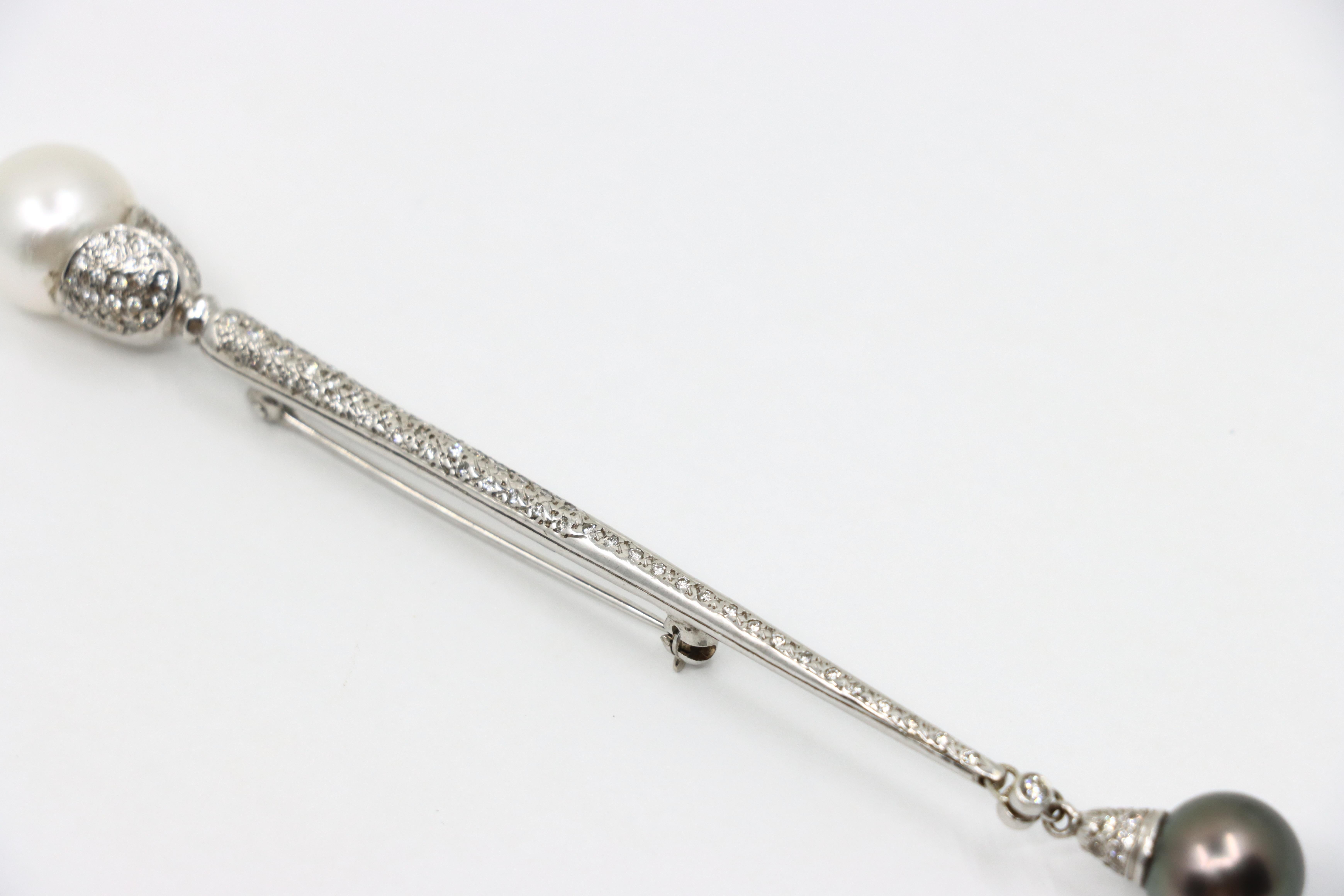 Broche vintage de oro blanco de 18 quilates con diamantes y perlas negras y blancas en venta 2