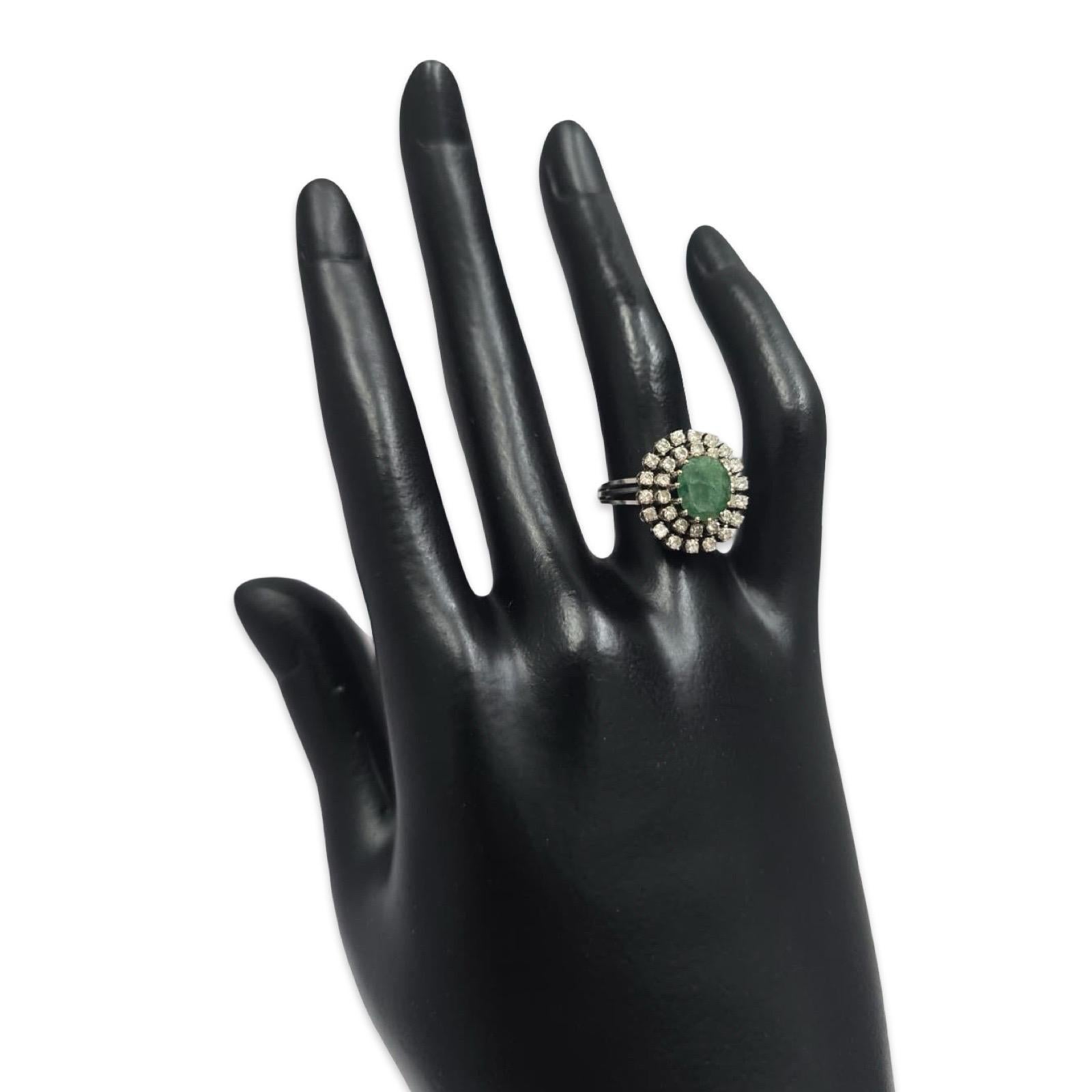 Vintage 18K Weißgold Cabochon Smaragd und Old Cut Diamond Double Halo Ring (Ovalschliff) im Angebot