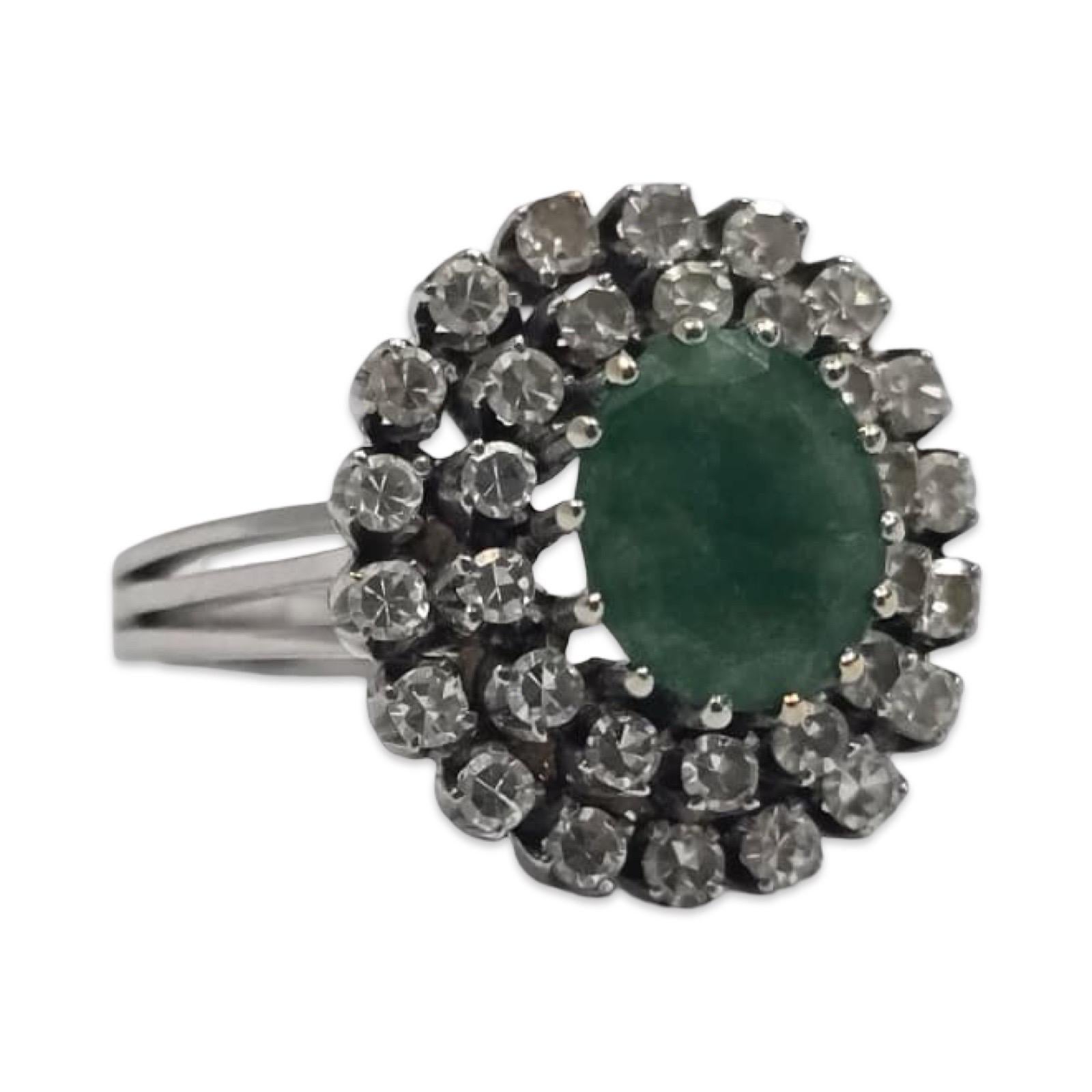 Vintage 18K Weißgold Cabochon Smaragd und Old Cut Diamond Double Halo Ring im Zustand „Hervorragend“ im Angebot in Miami, FL