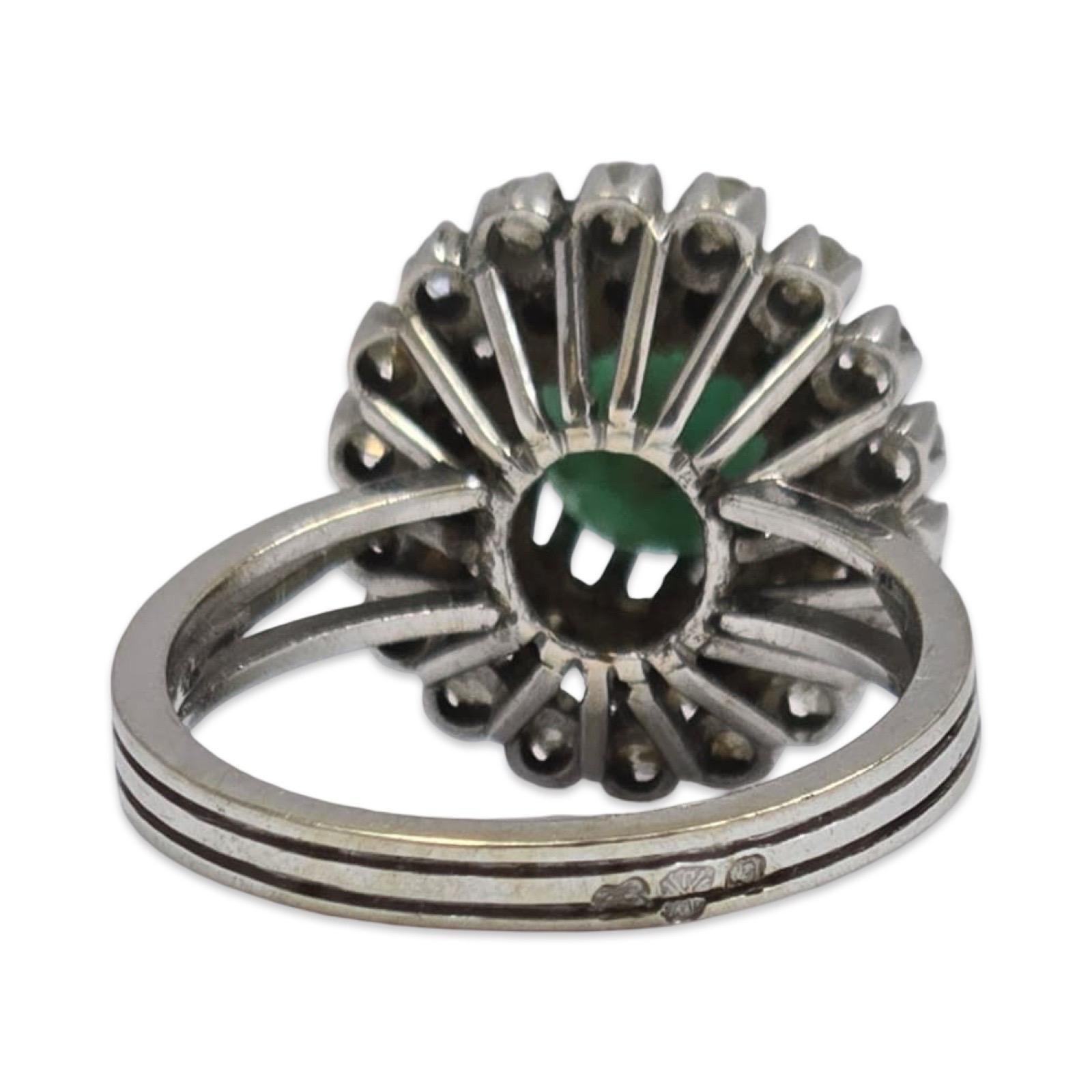 Vintage 18K Weißgold Cabochon Smaragd und Old Cut Diamond Double Halo Ring im Angebot 1