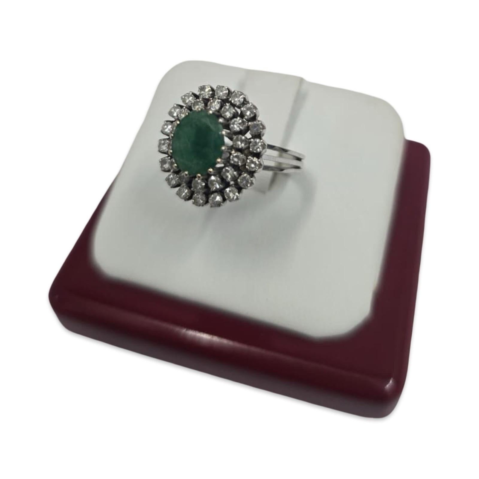 Vintage 18K Weißgold Cabochon Smaragd und Old Cut Diamond Double Halo Ring im Angebot 2