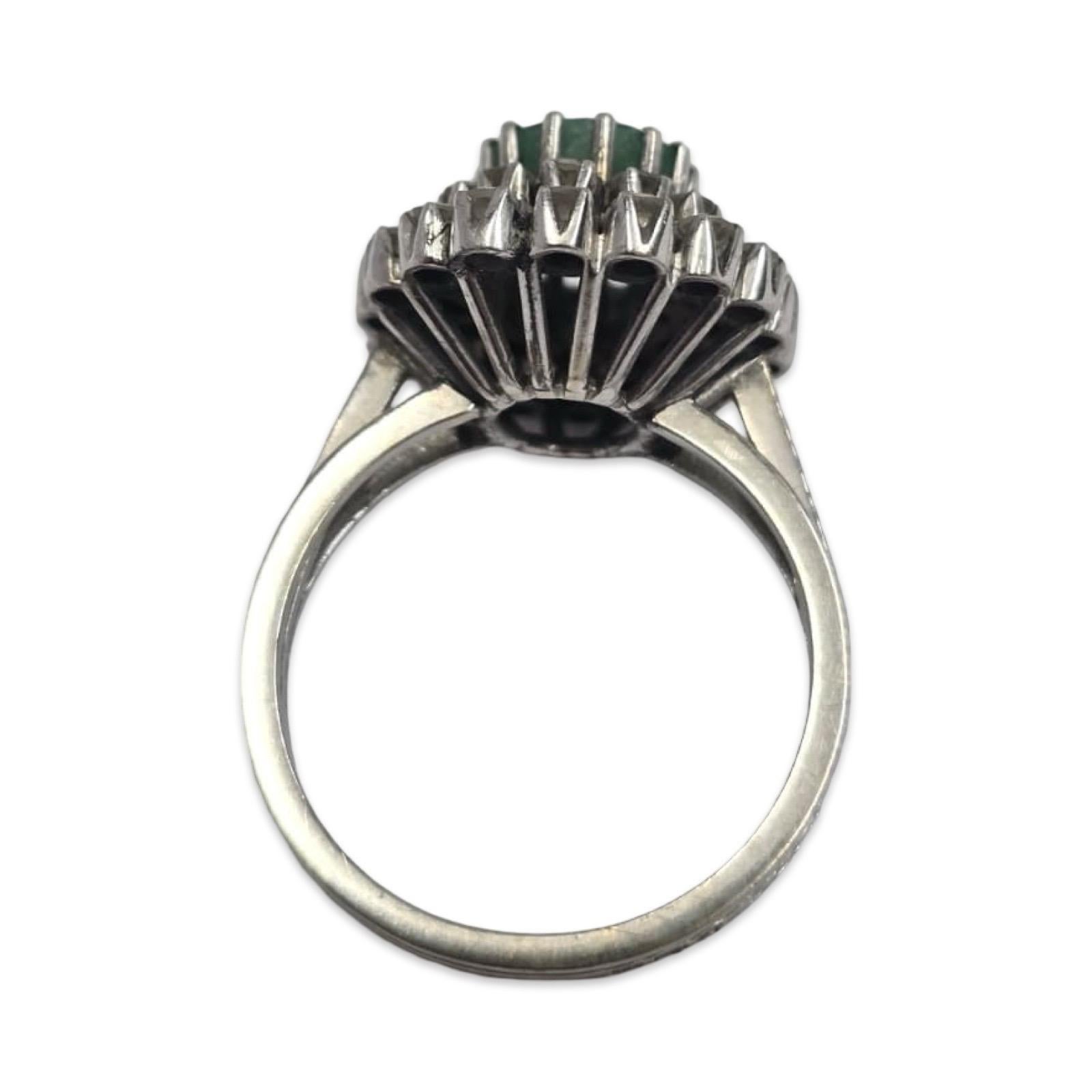 Vintage 18K Weißgold Cabochon Smaragd und Old Cut Diamond Double Halo Ring im Angebot 3