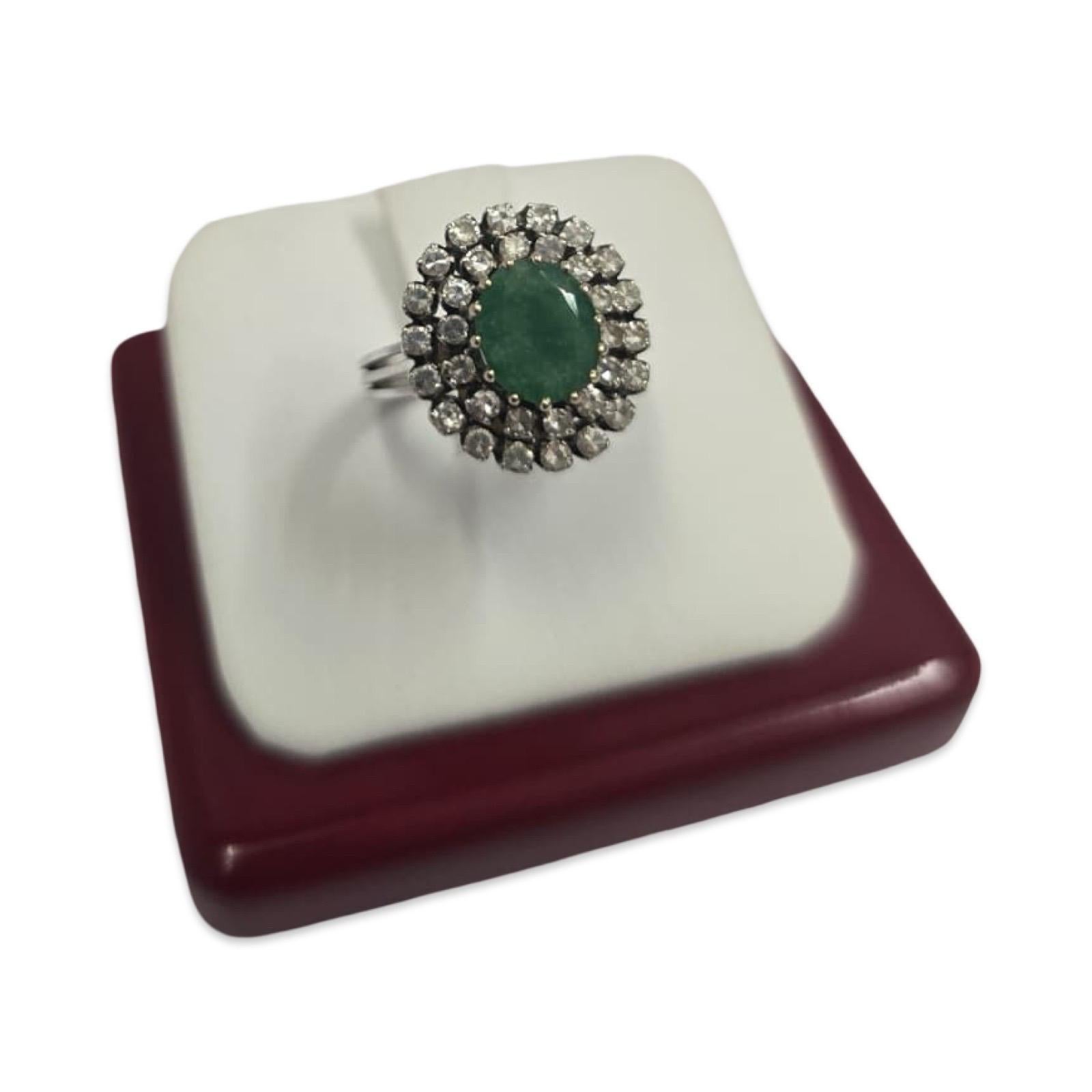 Vintage 18K Weißgold Cabochon Smaragd und Old Cut Diamond Double Halo Ring im Angebot 4