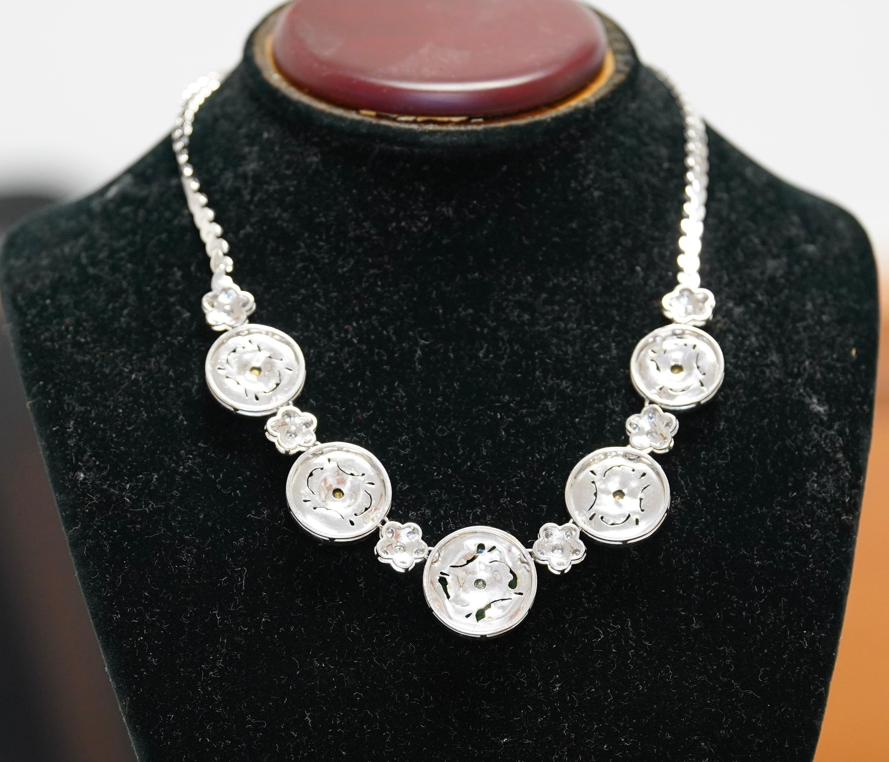 Vintage 18K White Gold Circular-Cut Green Jade and Diamond Disk Necklace In New Condition For Sale In Miami, FL