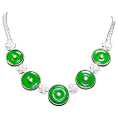 Halskette aus 18 Karat Weißgold mit rundem Korpus aus grüner Jade und Diamanten im Rundschliff