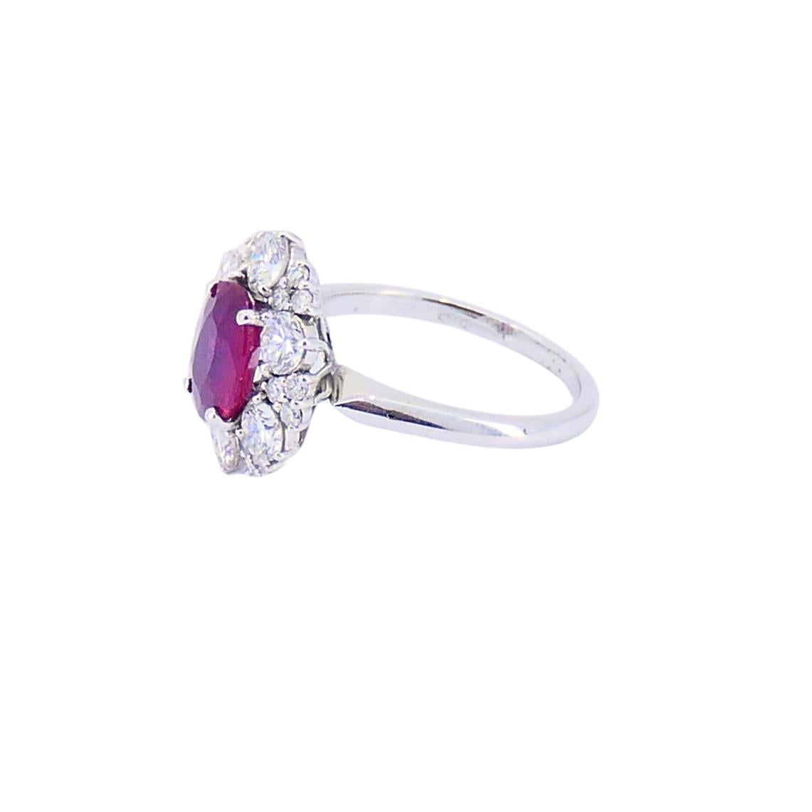 Vintage 18k Weißgold Cluster Ring Diamant Rubin 1,75ct Burma im Zustand „Hervorragend“ im Angebot in Beverly Hills, CA