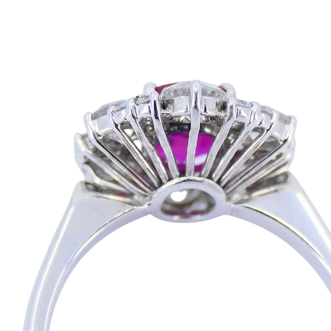 Vintage 18k Weißgold Cluster Ring Diamant Rubin 1,75ct Burma im Angebot 1