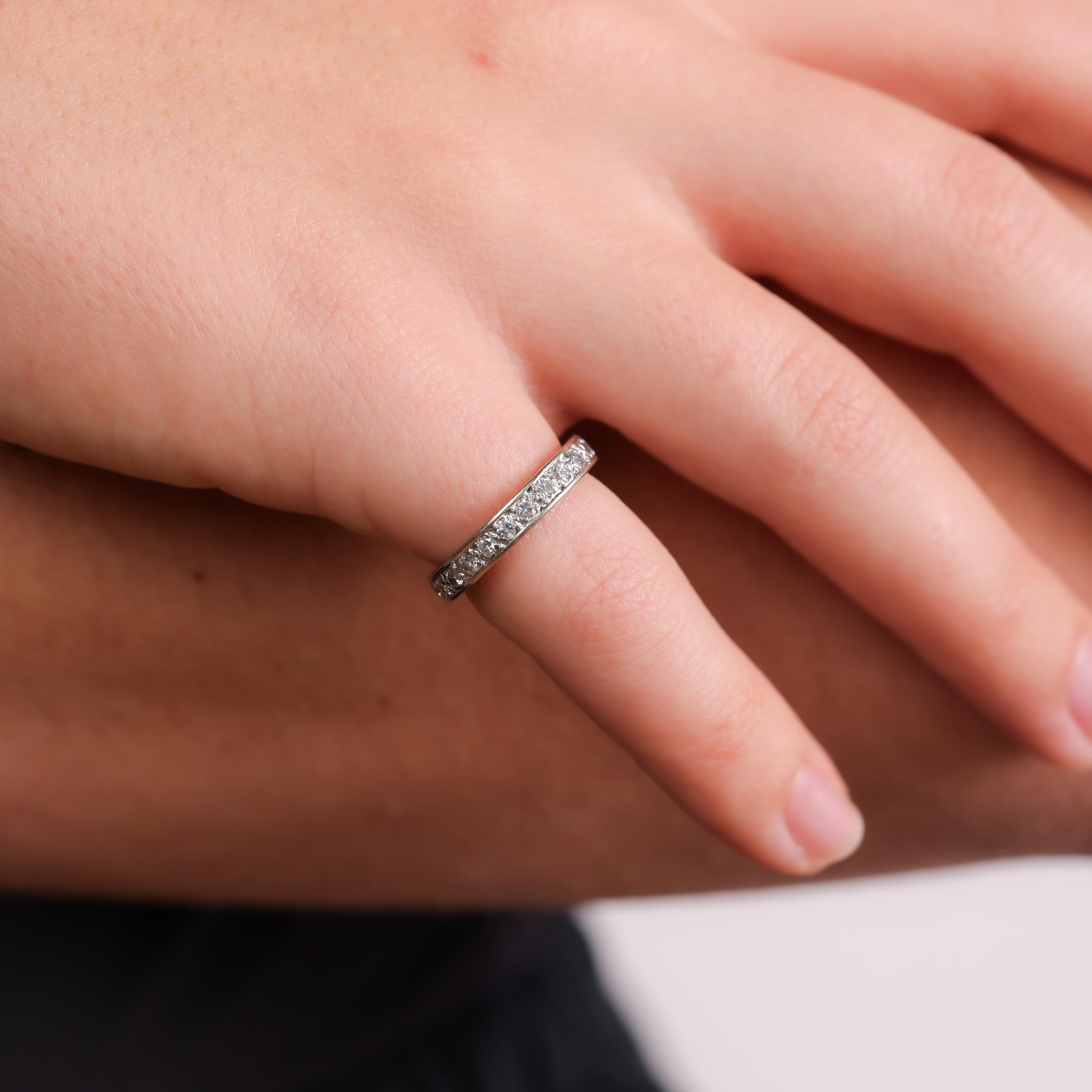 Anillo de la eternidad vintage de oro blanco de 18 quilates con diamantes en Excelente estado para la venta en Beverly Hills, CA