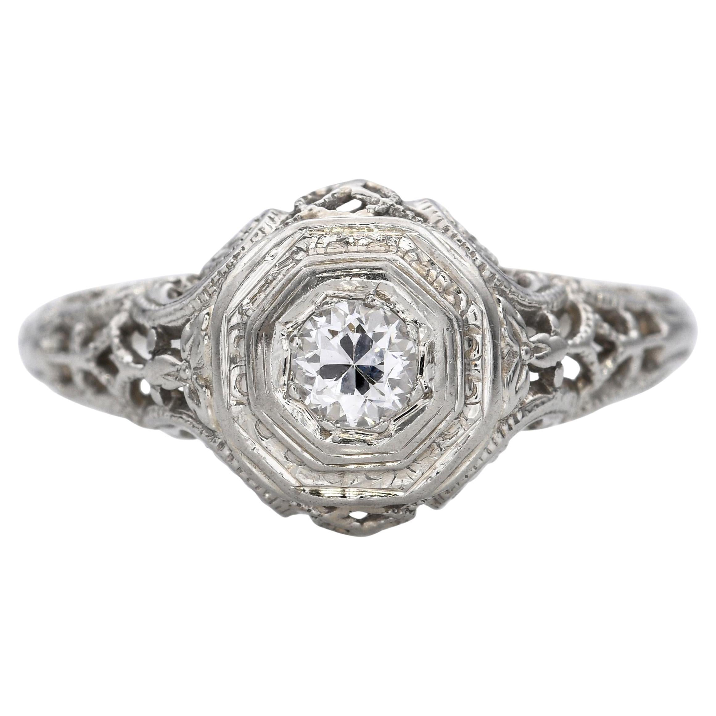 Anillo vintage de oro blanco de 18k con filigrana de diamantes en venta