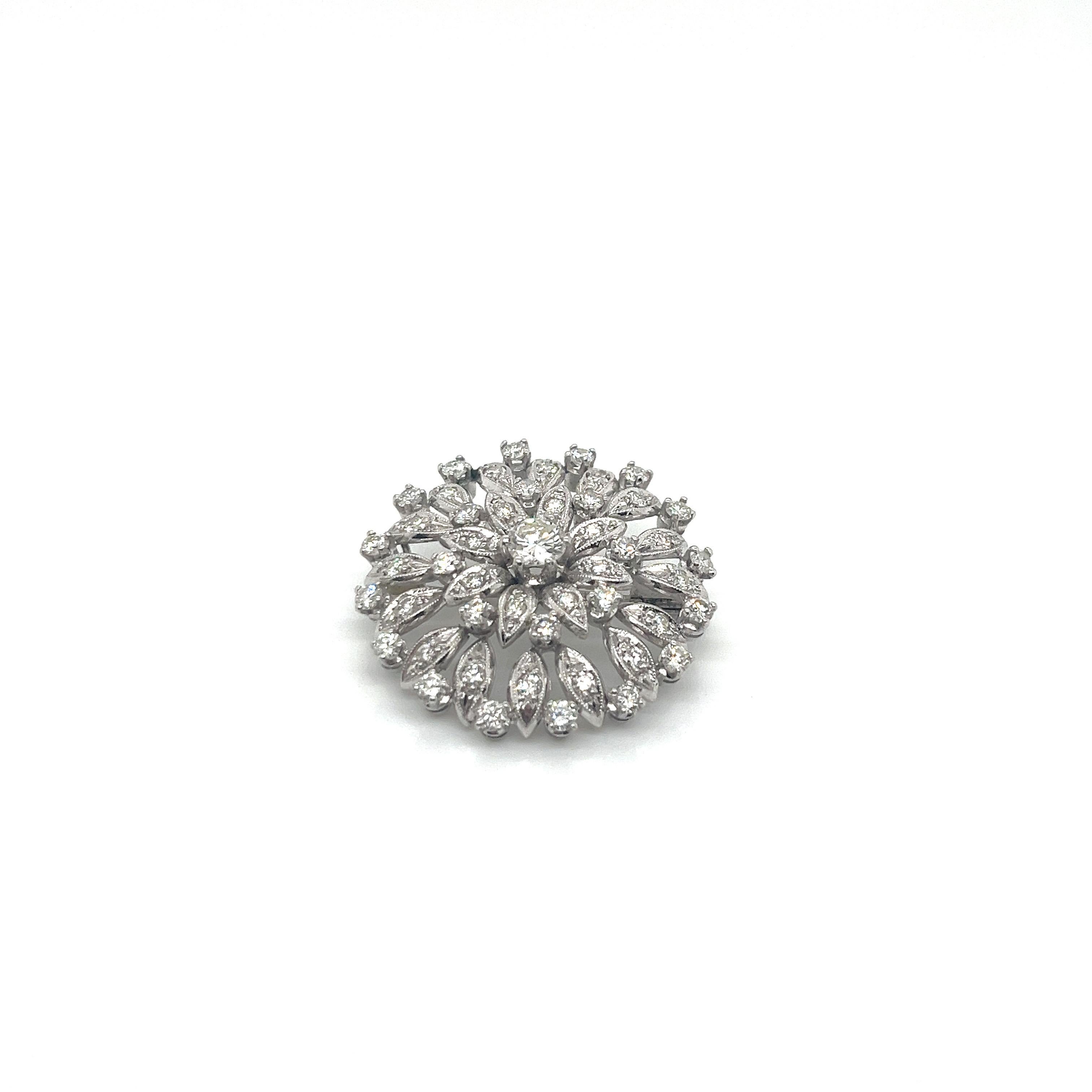 Broche fleur vintage en or blanc 18k avec diamants Pour femmes en vente