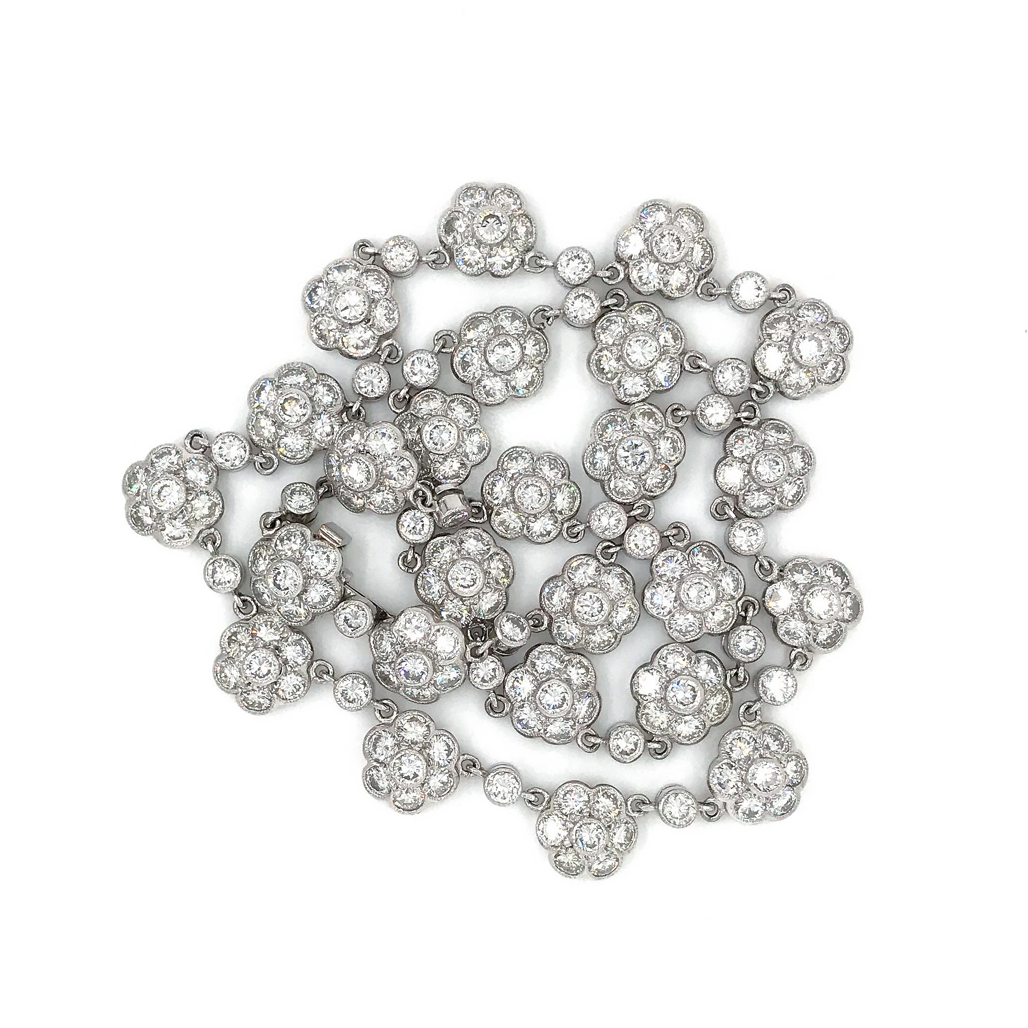 Or blanc 18k
Diamant : 13.0ct twd (estimé)
Poids total : 42,8 grammes
Longueur du collier : 15.5 pouces