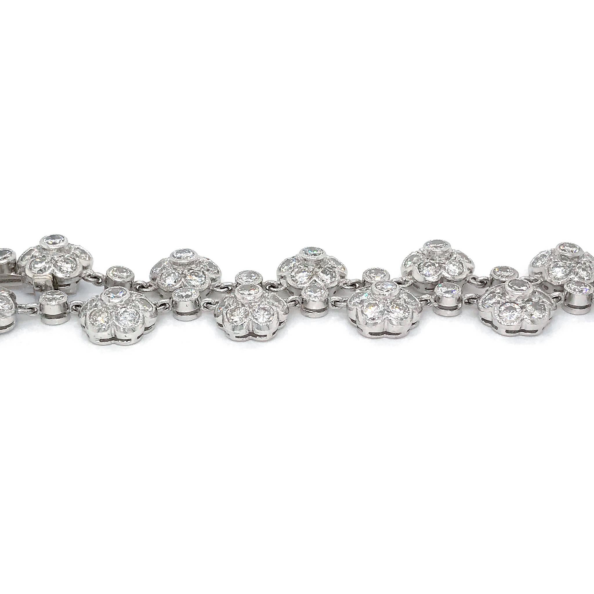Vintage 18 Karat White Gold Diamond Flower Necklace In Excellent Condition For Sale In New York, NY