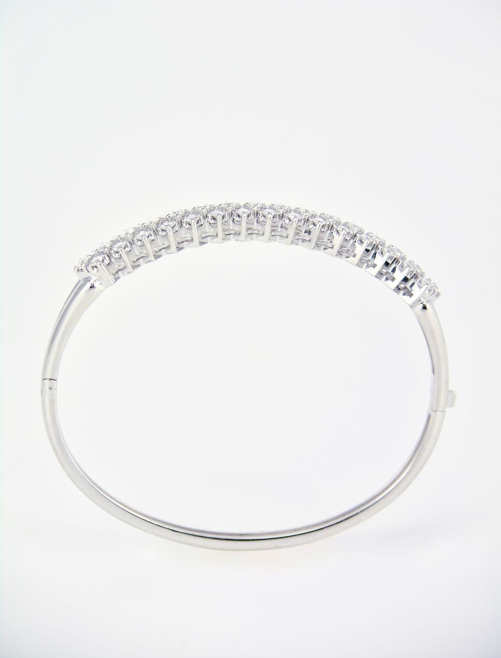 Vintage 18 Karat White Gold Diamond Hinged Bangle Bracelet In Good Condition For Sale In Sydney, NSW