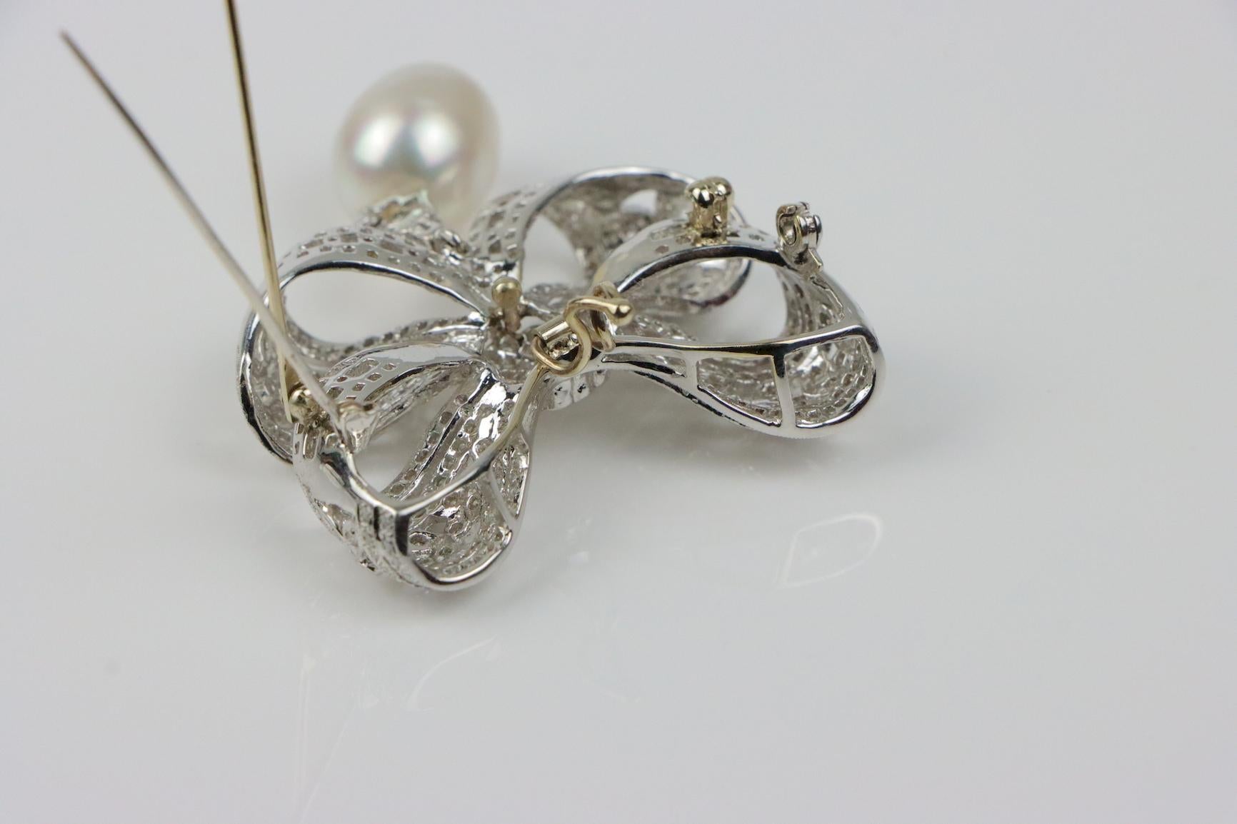 Broche nœud papillon vintage en or blanc 18 carats avec diamants et perles en vente 8