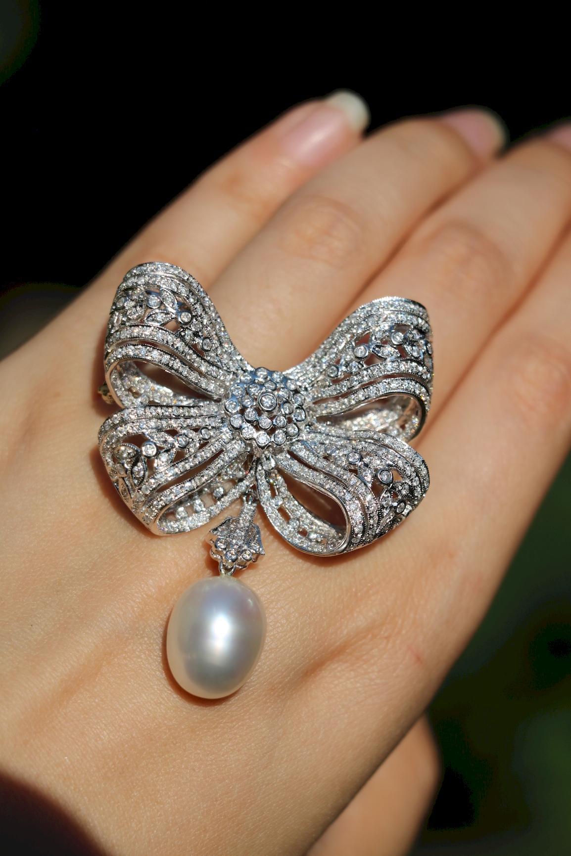 Taille brillant Broche nœud papillon vintage en or blanc 18 carats avec diamants et perles en vente