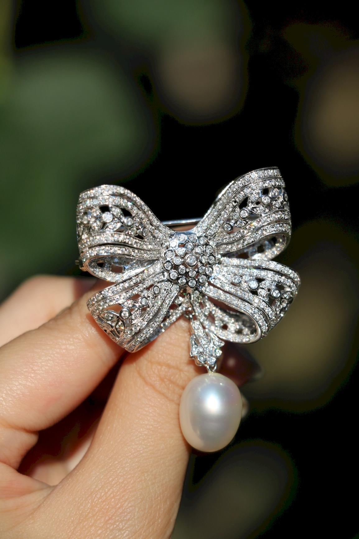 Vintage 18K White Gold Diamond Pearl Bow Tie Brooch Pin In Good Condition For Sale In Flushing, NY