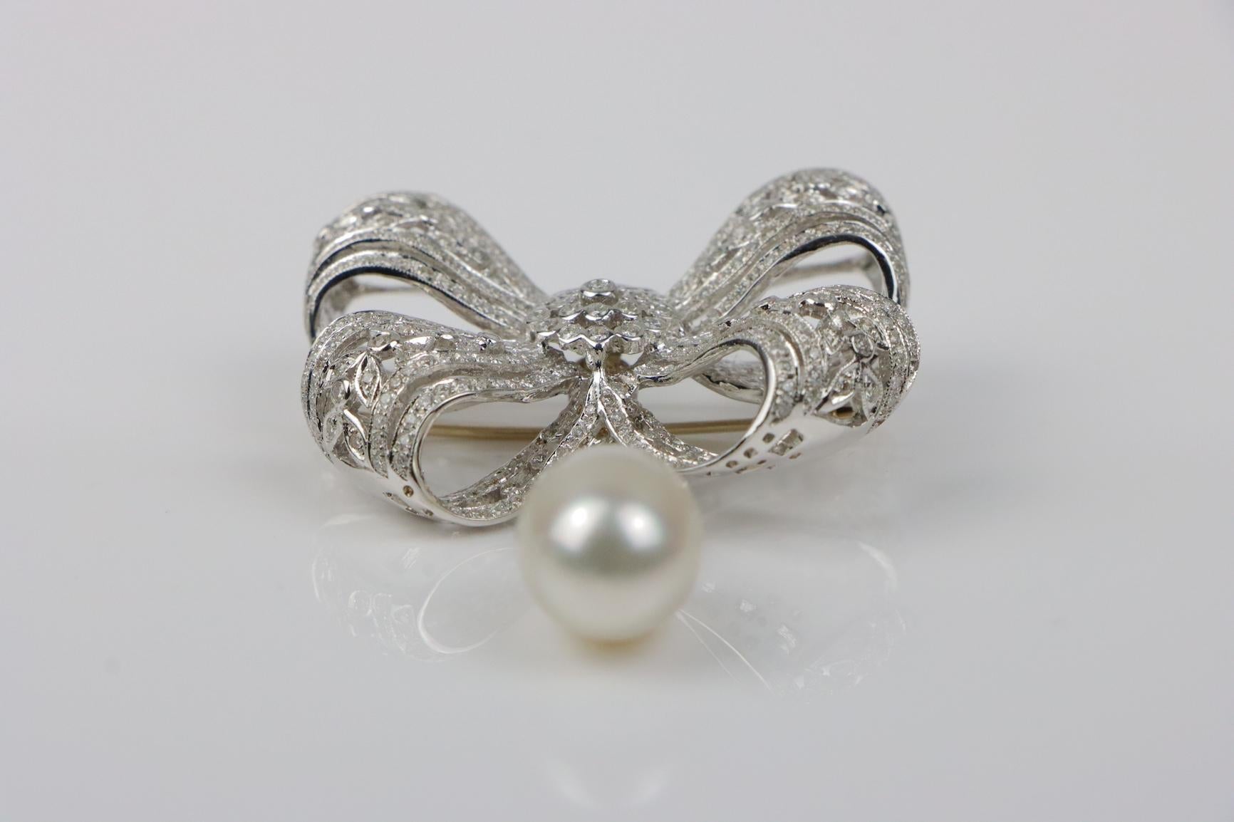 Broche nœud papillon vintage en or blanc 18 carats avec diamants et perles Pour femmes en vente
