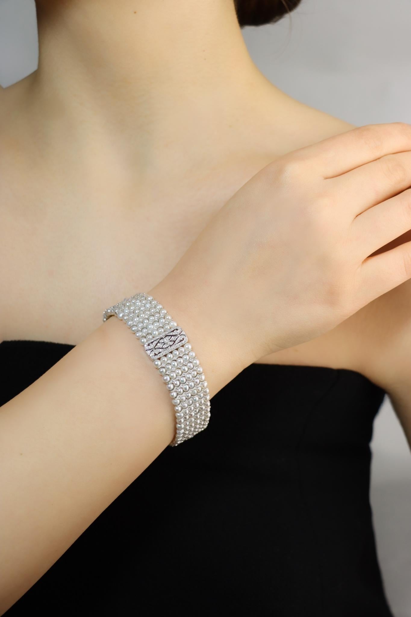 Bracciale vintage con diamanti e perle in oro bianco 18 carati

Contrassegnato:
18K

Dimensioni approssimative:
18 cm (lunghezza) 
1,8 cm (larghezza)
2,68 mm - 3,35 mm (Perla)
38,1 grammi di peso.

** I diamanti e le pietre colorate sono misurati