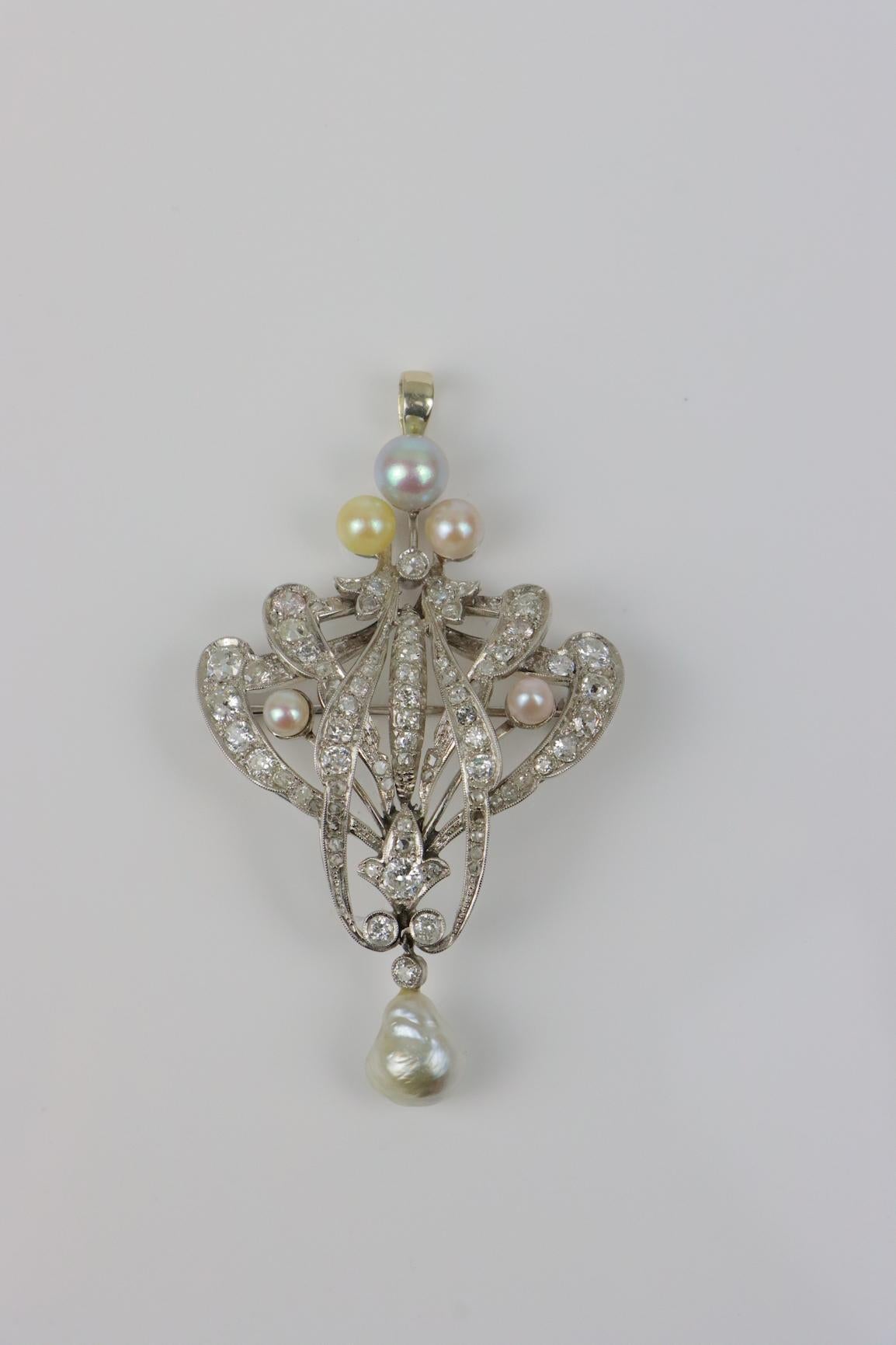 Spilla vintage in oro bianco 18 carati con diamanti e perle 

Dimensioni approssimative:
7,2 cm (lunghezza) x 4,2 cm (larghezza) 
19,0 grammi di peso