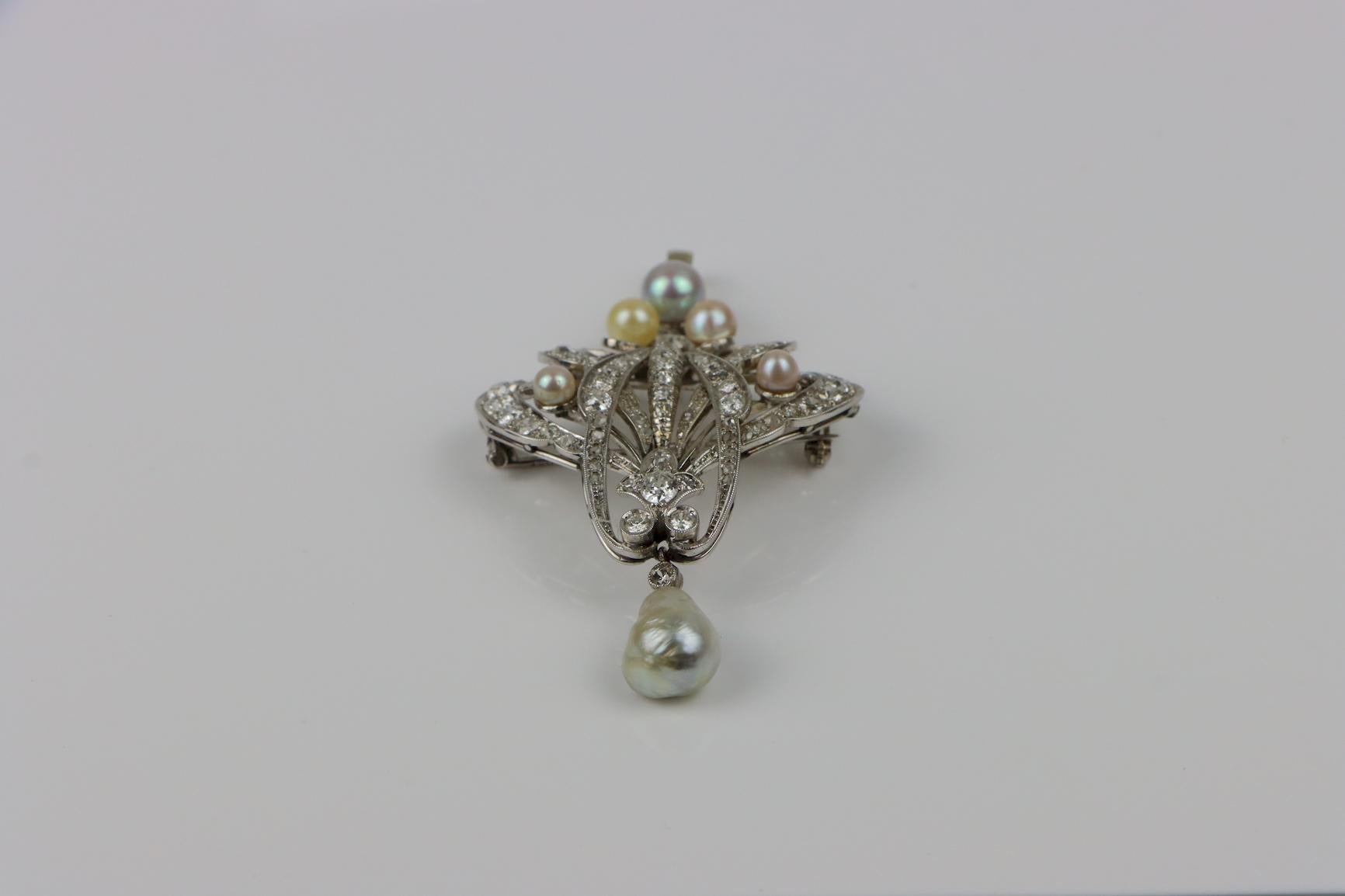 Taglio rotondo Spilla vintage in oro bianco 18 carati con diamanti e perle in vendita