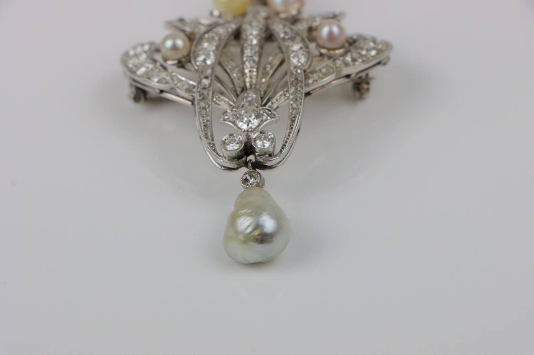 Spilla vintage in oro bianco 18 carati con diamanti e perle In condizioni buone in vendita a Flushing, NY