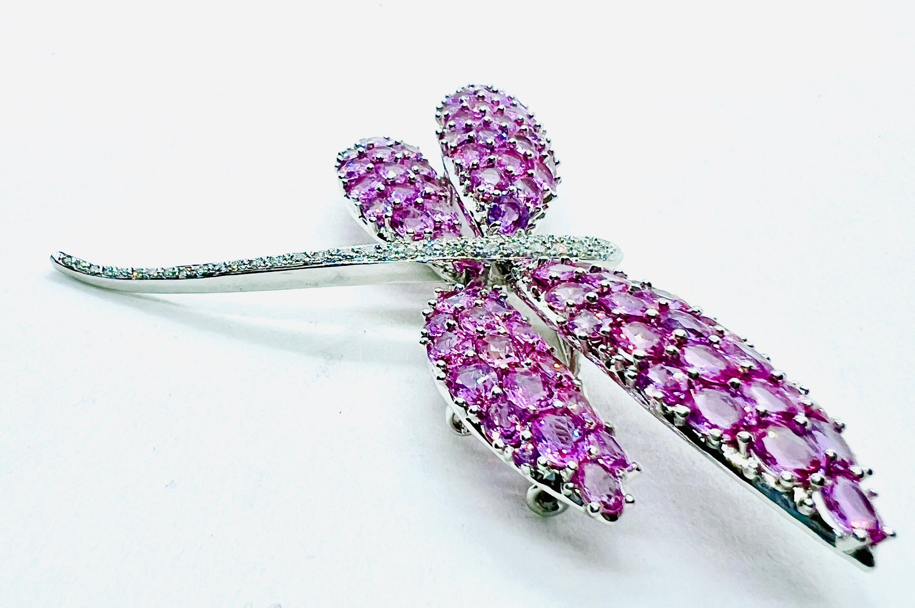 Vintage 18k White gold Diamond & Pink Sapphire Dragonfly Brooch In Excellent Condition For Sale In Birmingham, AL