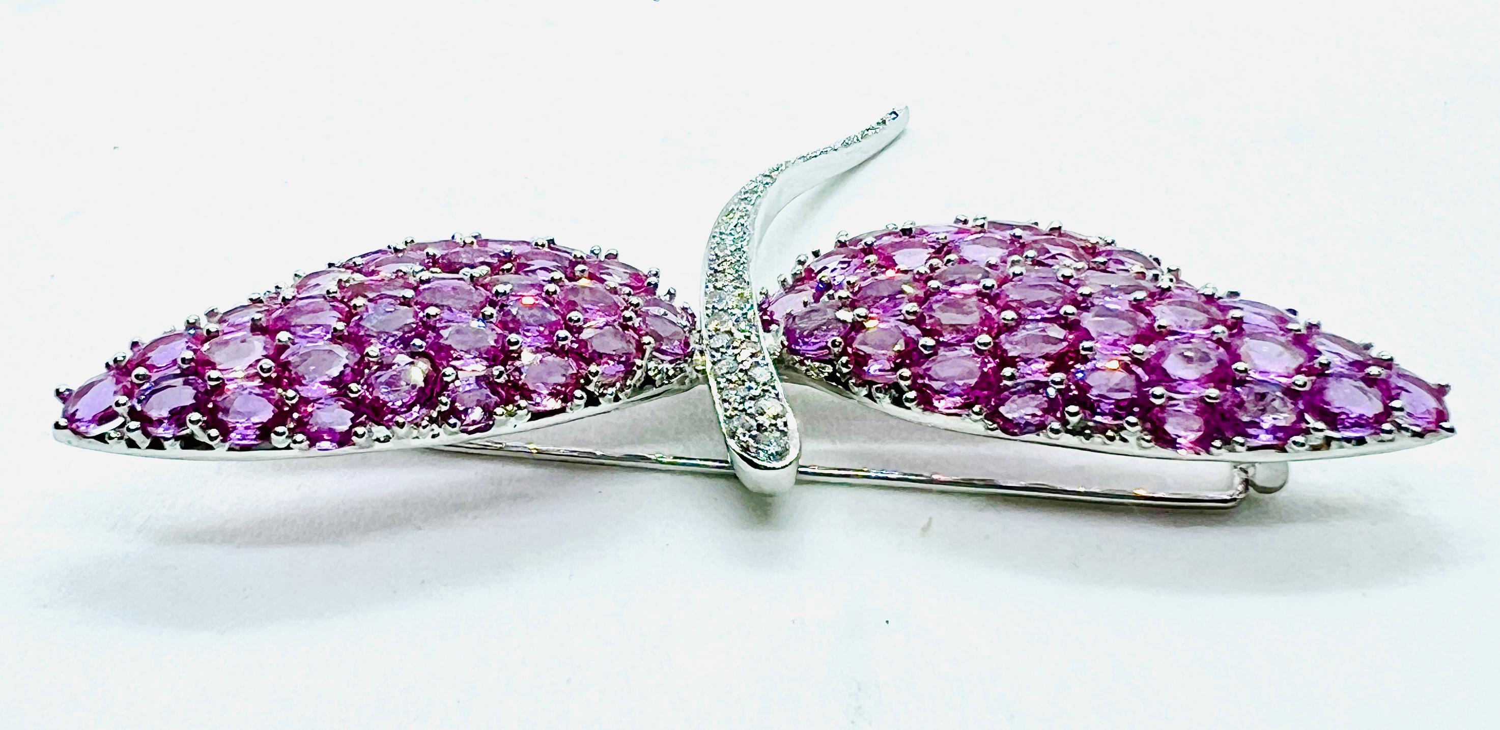Vintage 18k White gold Diamond & Pink Sapphire Dragonfly Brooch In Excellent Condition For Sale In Birmingham, AL