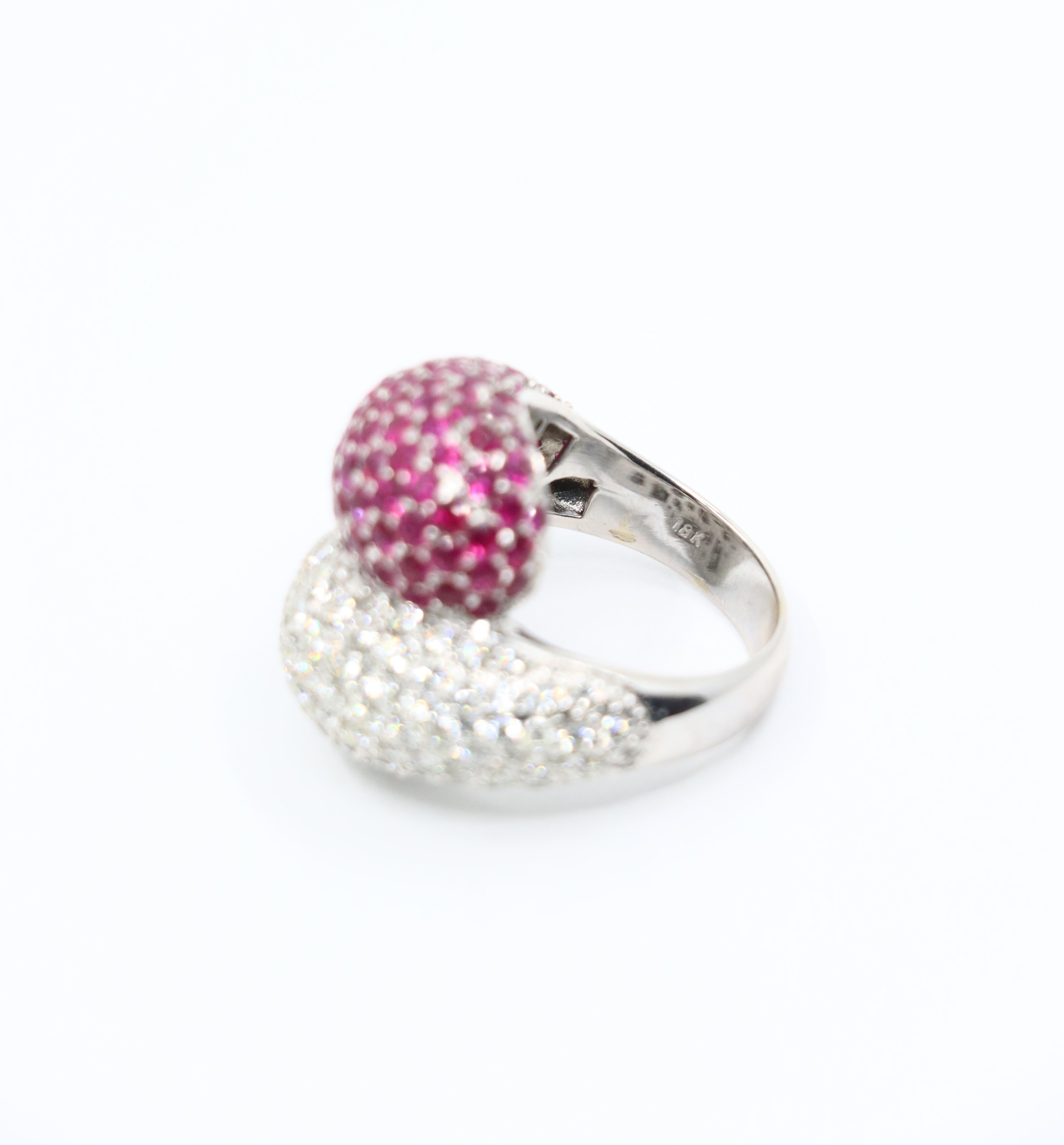 Bague vintage en or blanc 18K avec diamant et rubis en vente 6