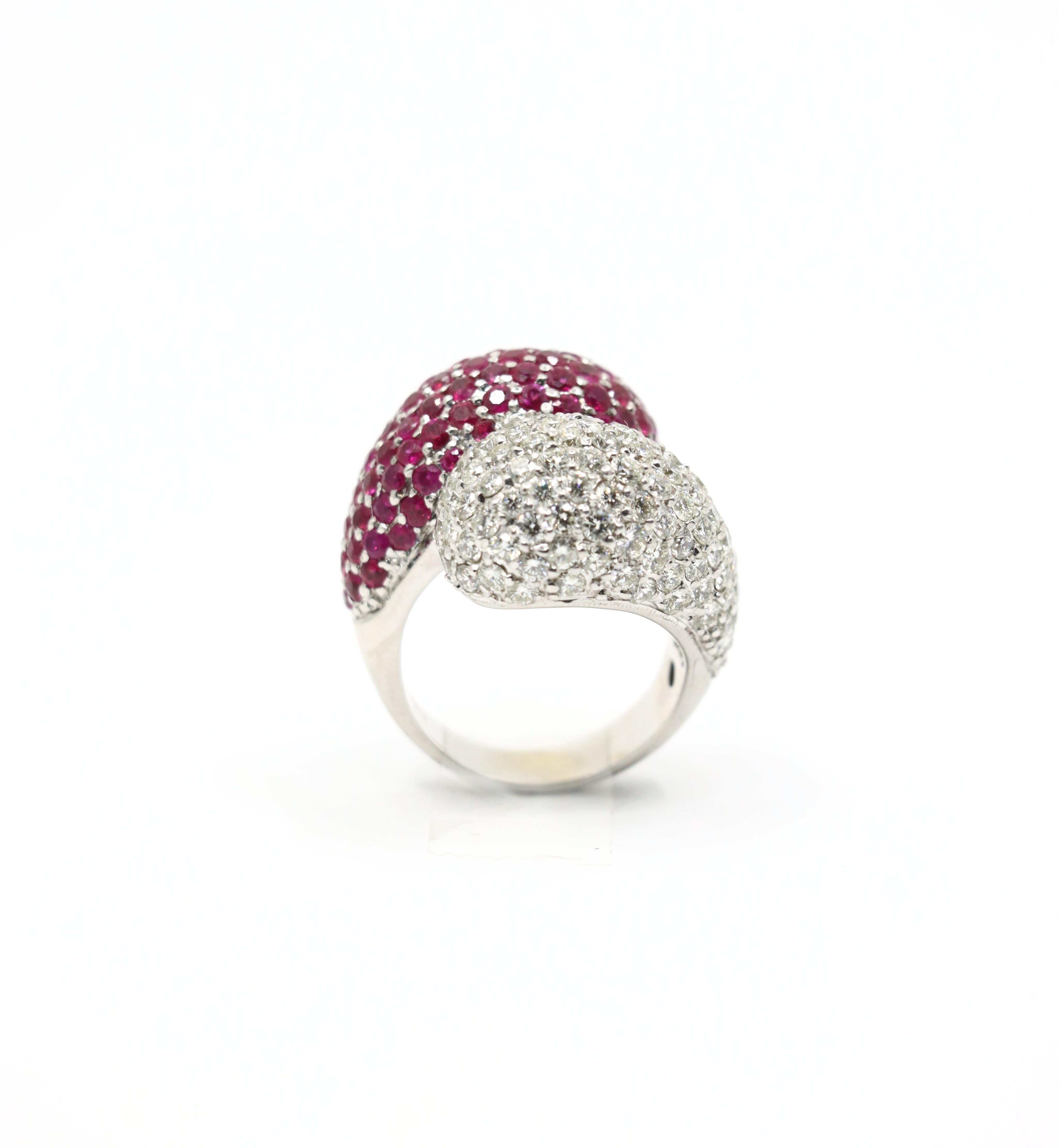 Bague vintage en or blanc 18K avec diamant et rubis en vente 8