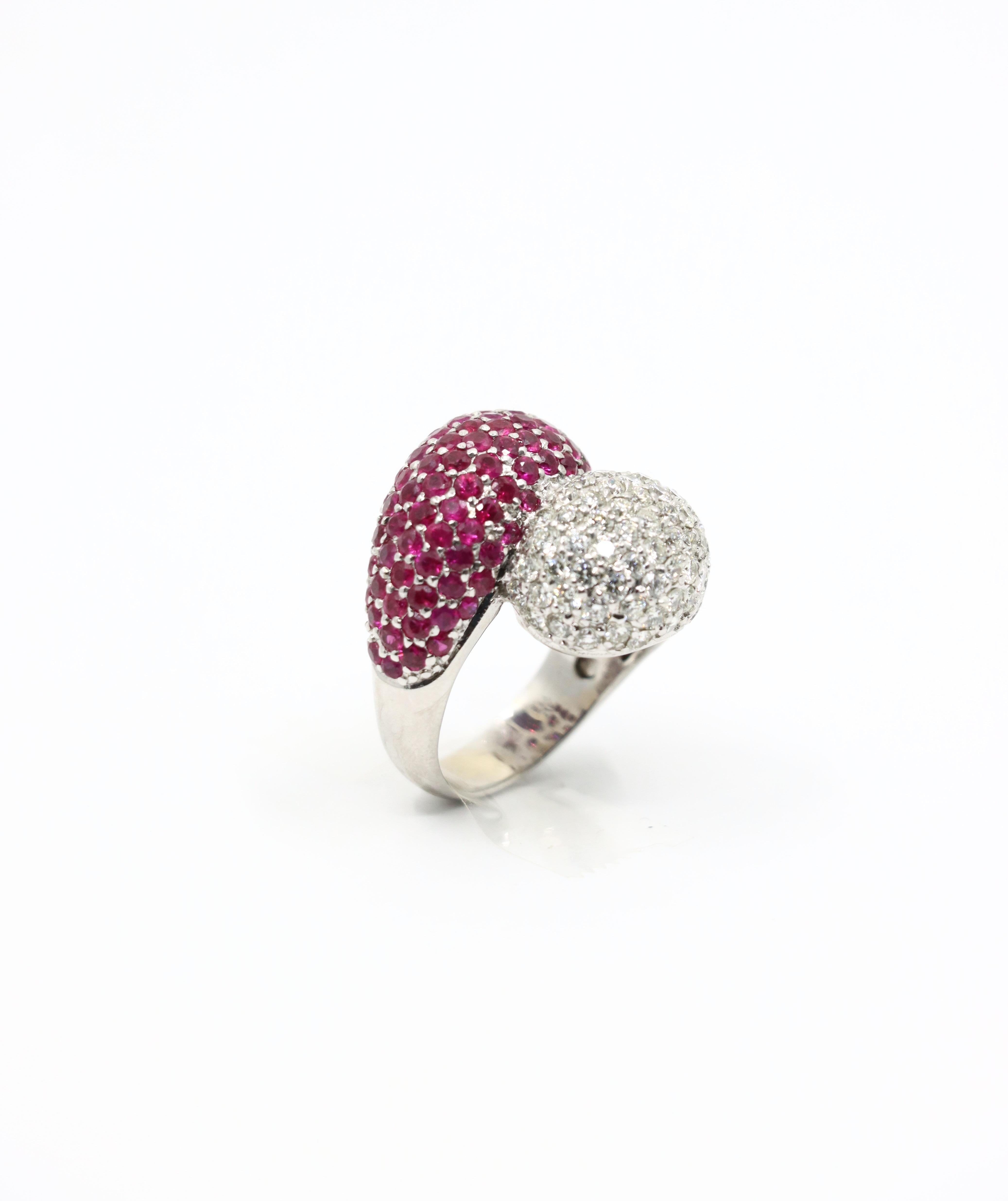Bague vintage en or blanc 18K avec diamant et rubis en vente 9