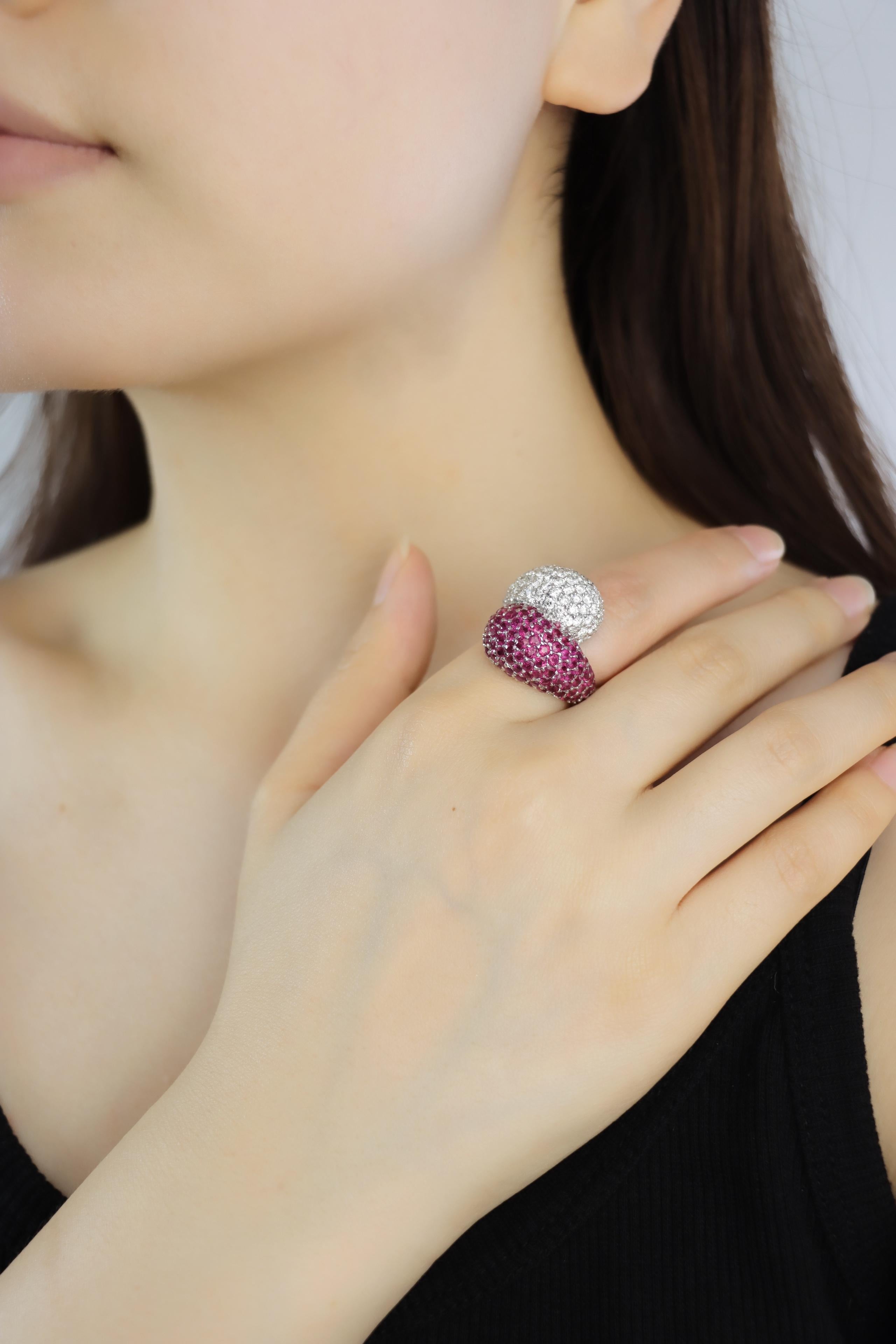 Bague vintage en or blanc 18K avec diamant et rubis

Marqué :
18K

Dimensions approximatives :
6 - 6.25 (taille de bague) 
2,1 cm (largeur)
Environ 3,36 carats (rubis)
Environ 3,06 carats (diamant)
16,6 grammes.

** Les diamants et les pierres de