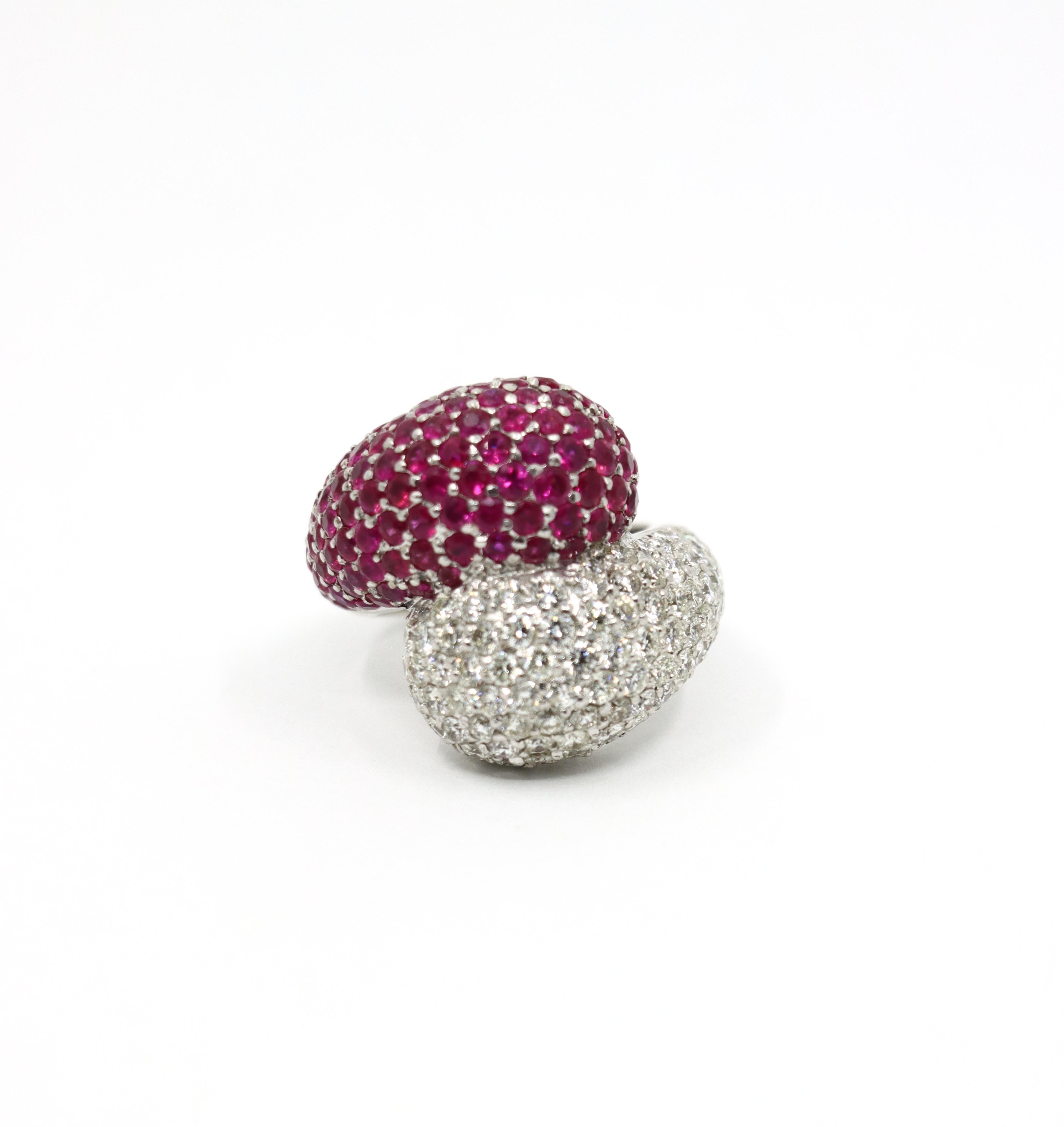 Taille brillant Bague vintage en or blanc 18K avec diamant et rubis en vente