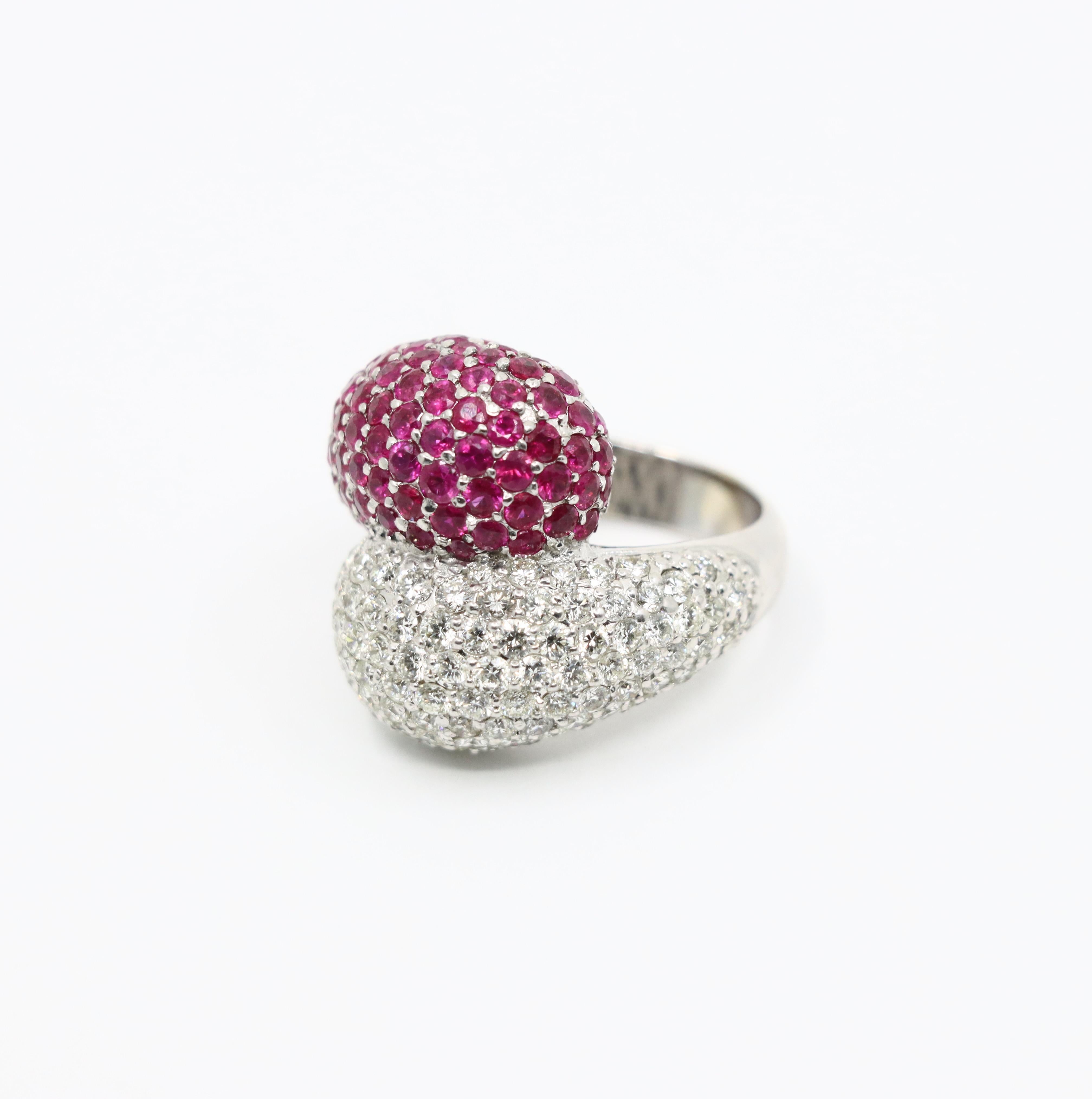 Bague vintage en or blanc 18K avec diamant et rubis en vente 1