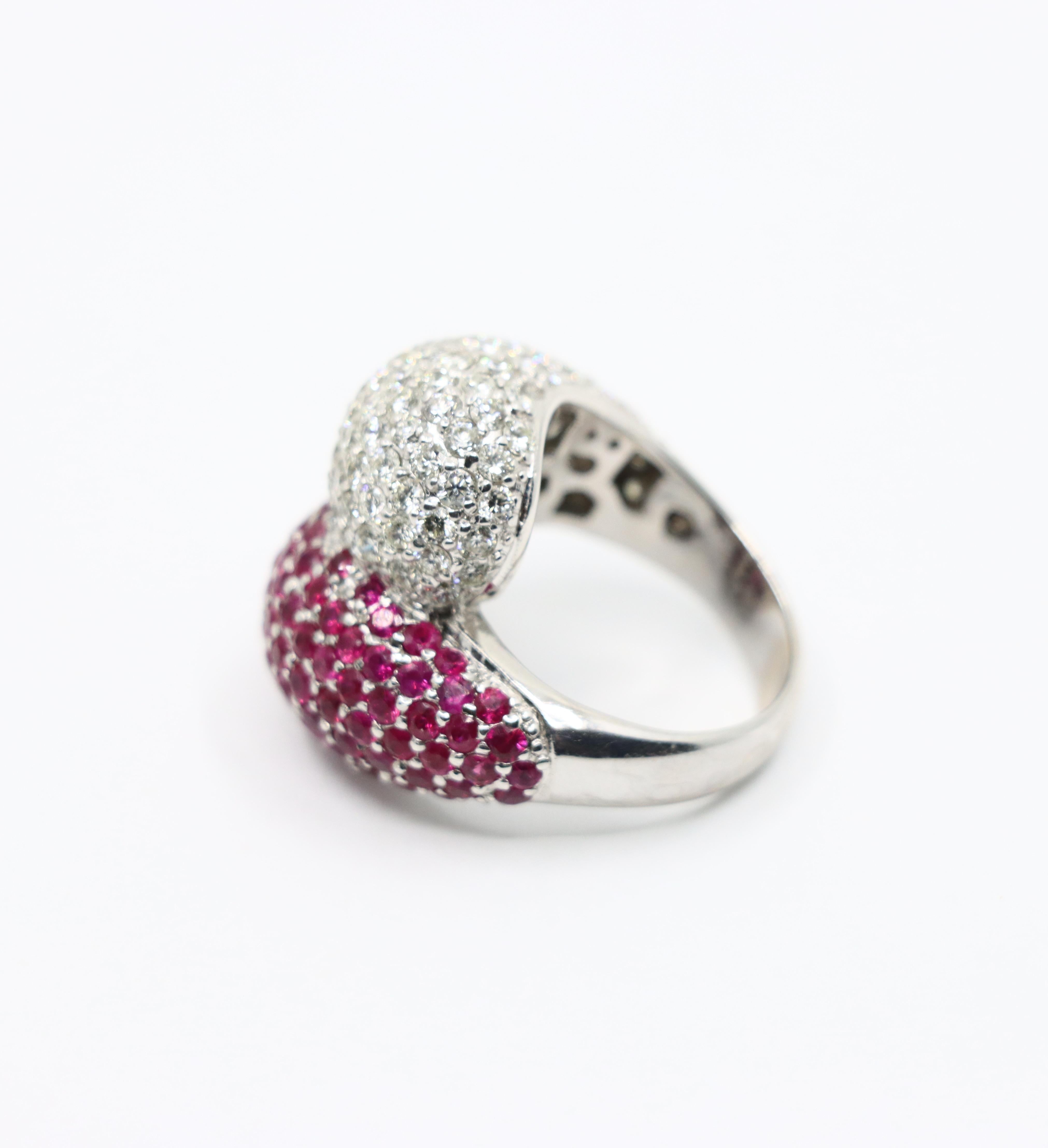 Bague vintage en or blanc 18K avec diamant et rubis en vente 2