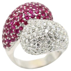 Anillo vintage de oro blanco de 18 quilates con diamantes y rubíes
