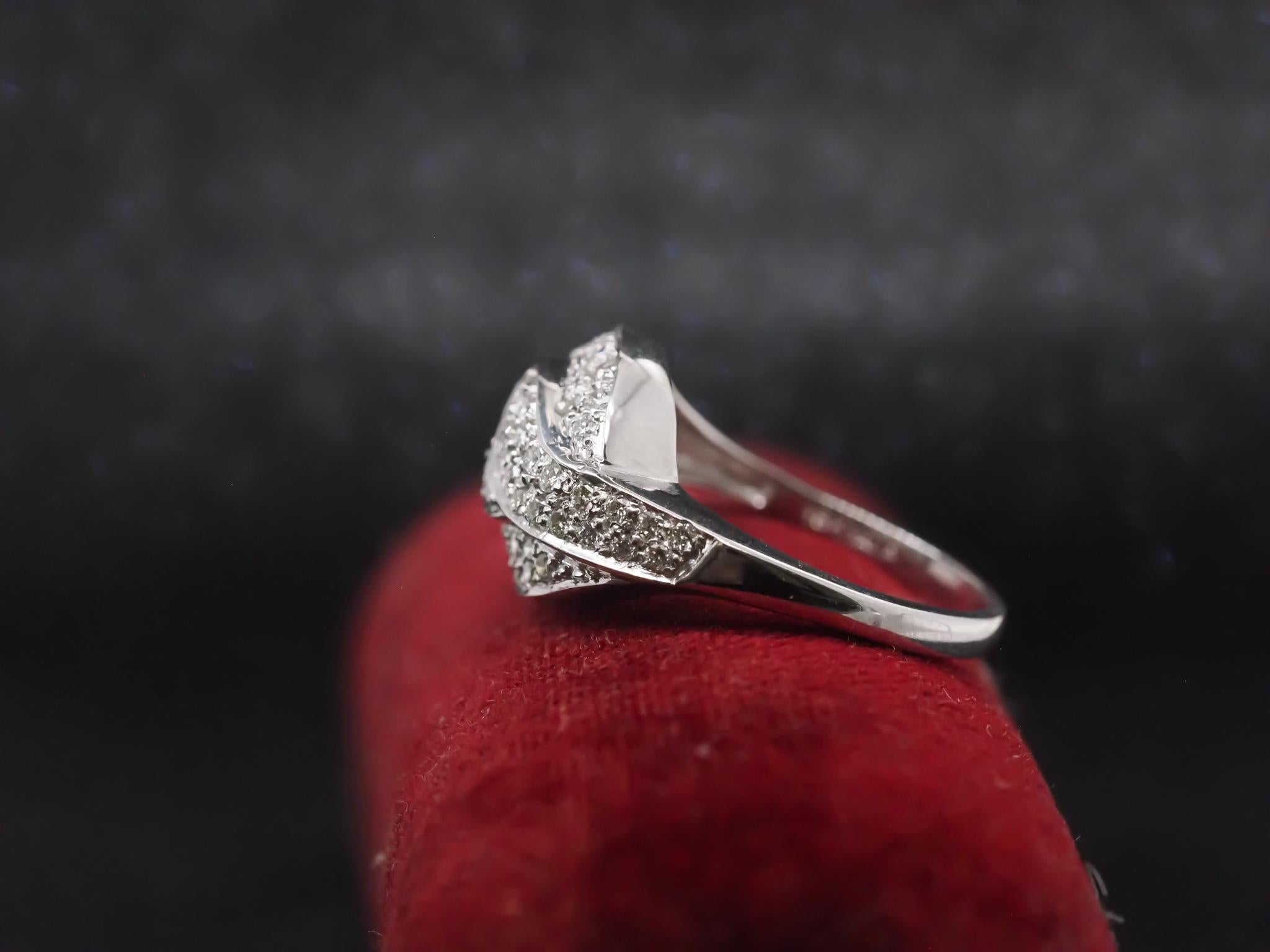 Brilliant Cut Vintage 18K White Gold Diamond Swirl Ring For Sale