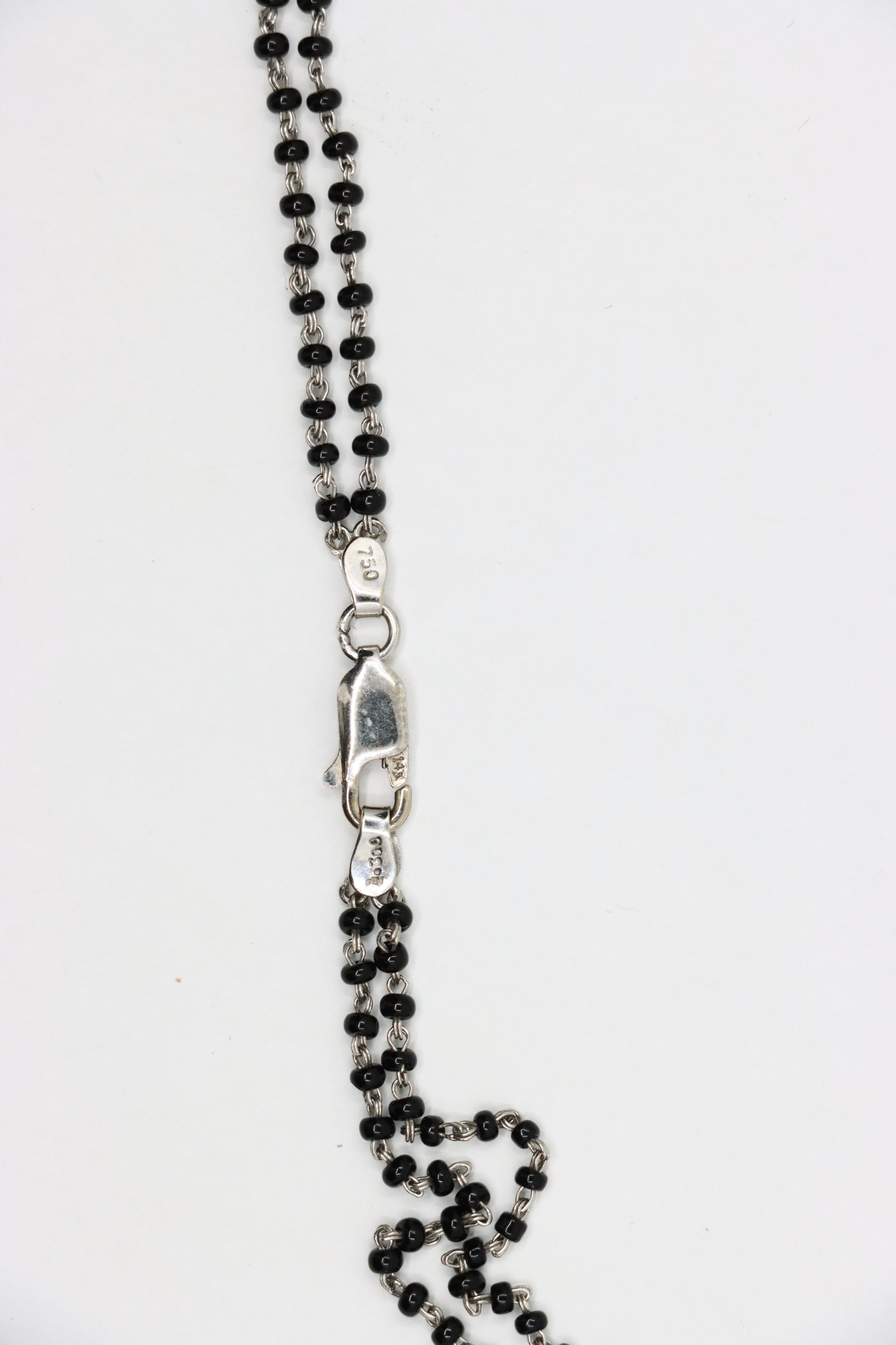 Collana vintage in oro bianco 18 carati con diamanti e perline di onice in vendita 6