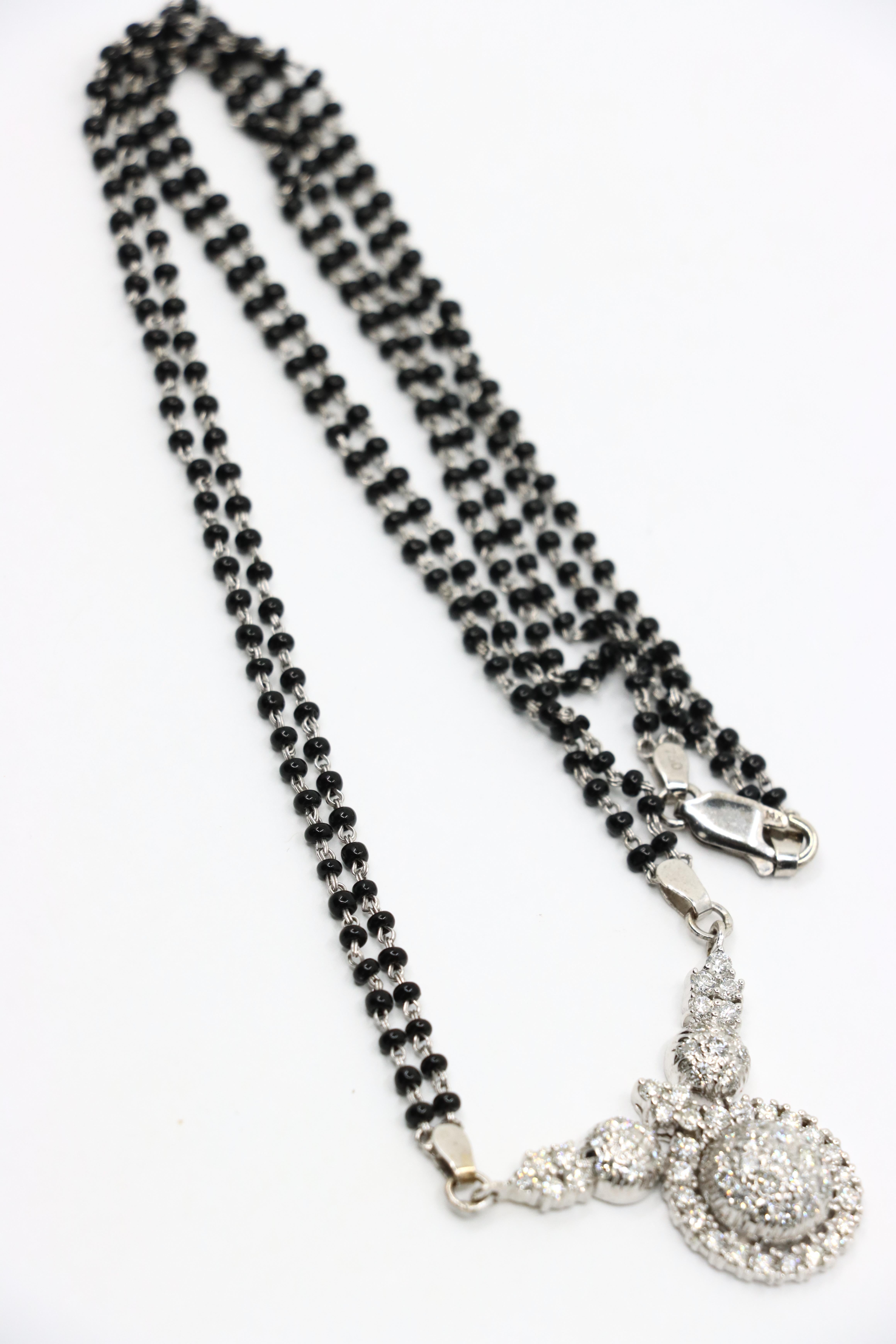 Collana vintage in oro bianco 18 carati con diamanti e perline di onice in vendita 7
