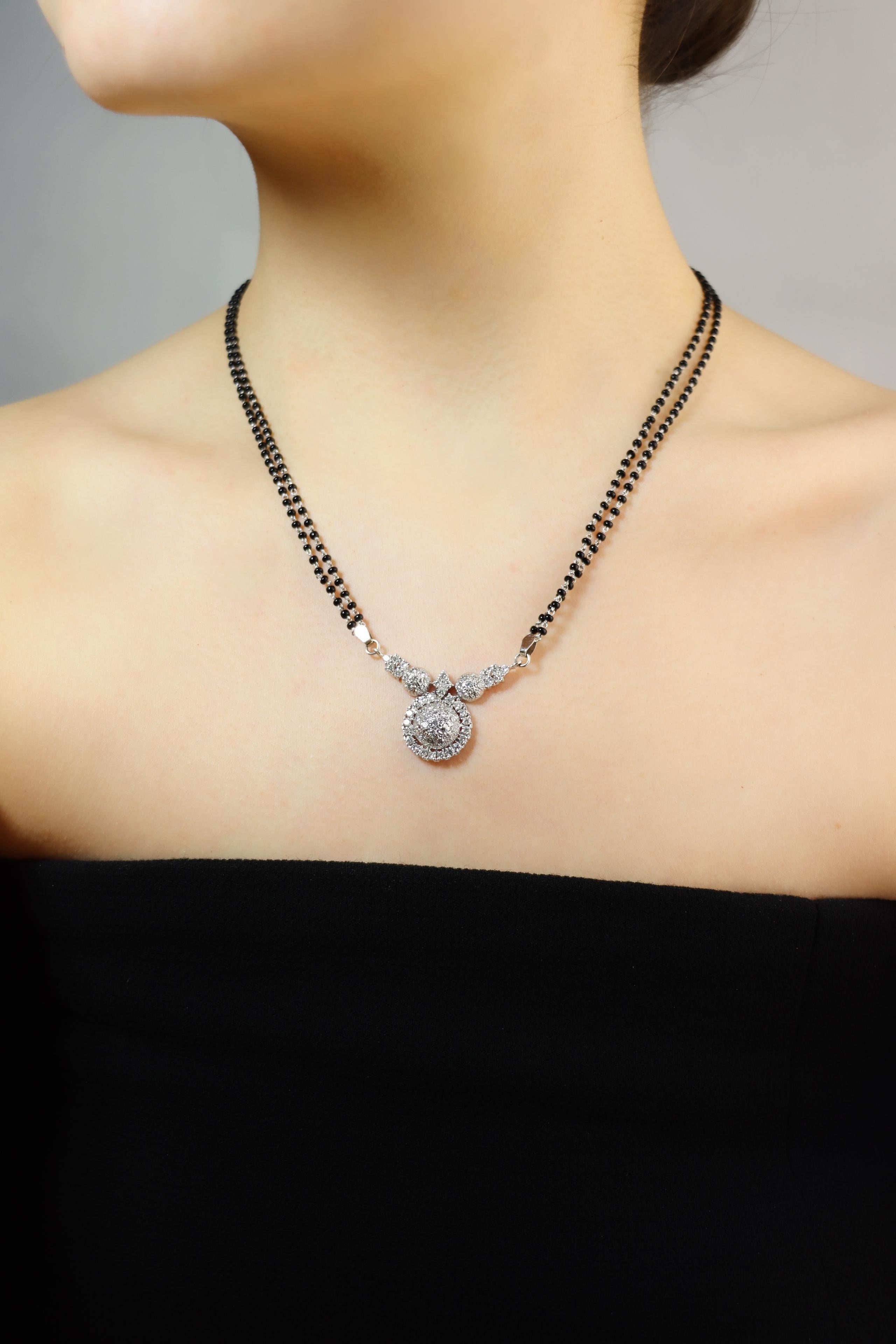 Collana vintage in oro bianco 18 carati con diamanti e perline di onice 

Contrassegnato:
750
14K (sulla chiusura)

Dimensioni approssimative:
46,5 cm (lunghezza) 
0,4 cm (larghezza)
Circa 1,95 carati (diamante)
12,8 grammi di peso.