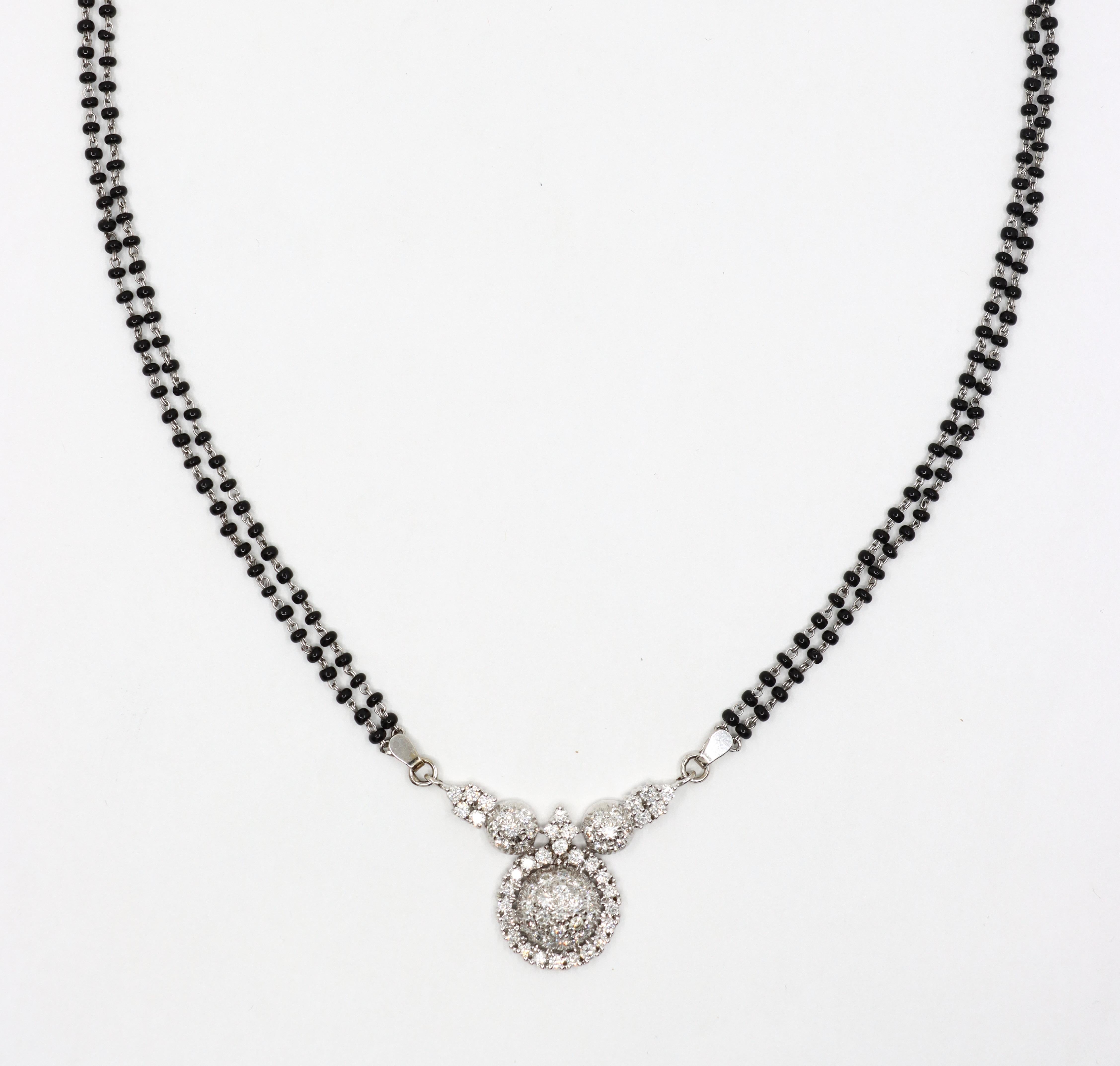 Taglio rotondo Collana vintage in oro bianco 18 carati con diamanti e perline di onice in vendita