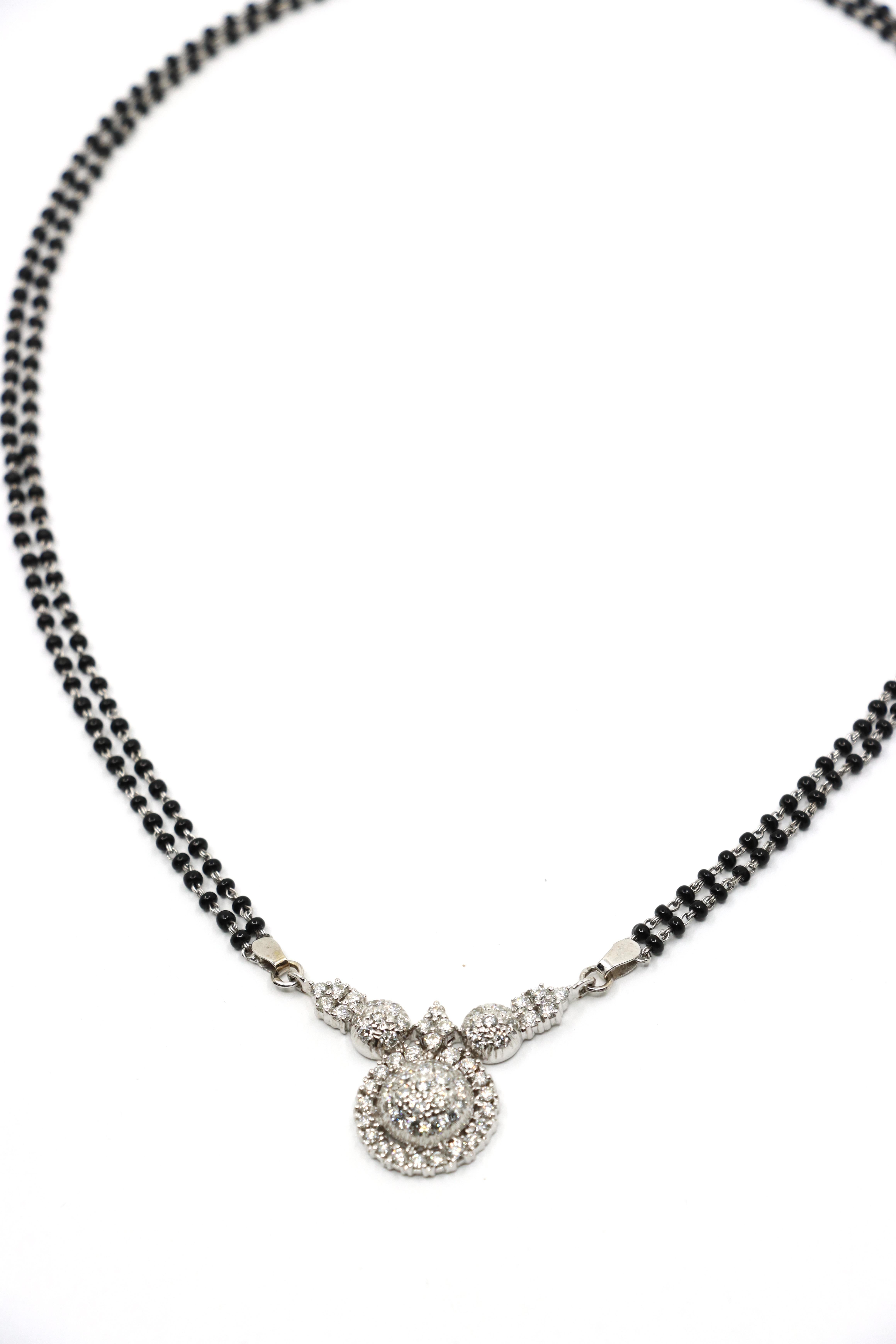 Collana vintage in oro bianco 18 carati con diamanti e perline di onice In condizioni buone in vendita a Flushing, NY